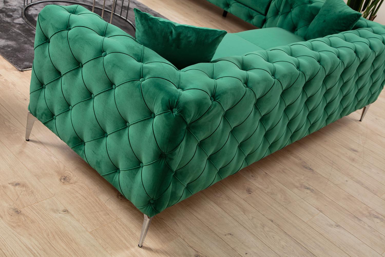 Erleben Sie das Como - Green Sofa von Atelier Del Sofa: Ein stilvolles 3-Sitzer-Sofa, das mit hochwertigem Design und unvergleichlichem Komfort begeistert.