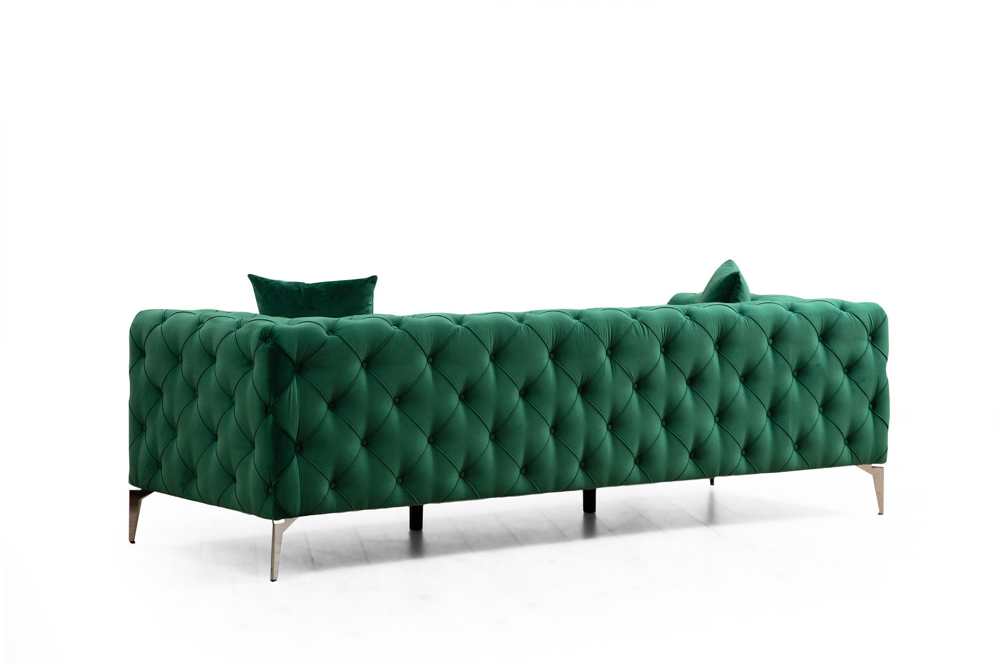 Erleben Sie das Como - Green Sofa von Atelier Del Sofa: Ein stilvolles 3-Sitzer-Sofa, das mit seinem Komfort und der frischen Farbe jeden Raum aufwertet.
