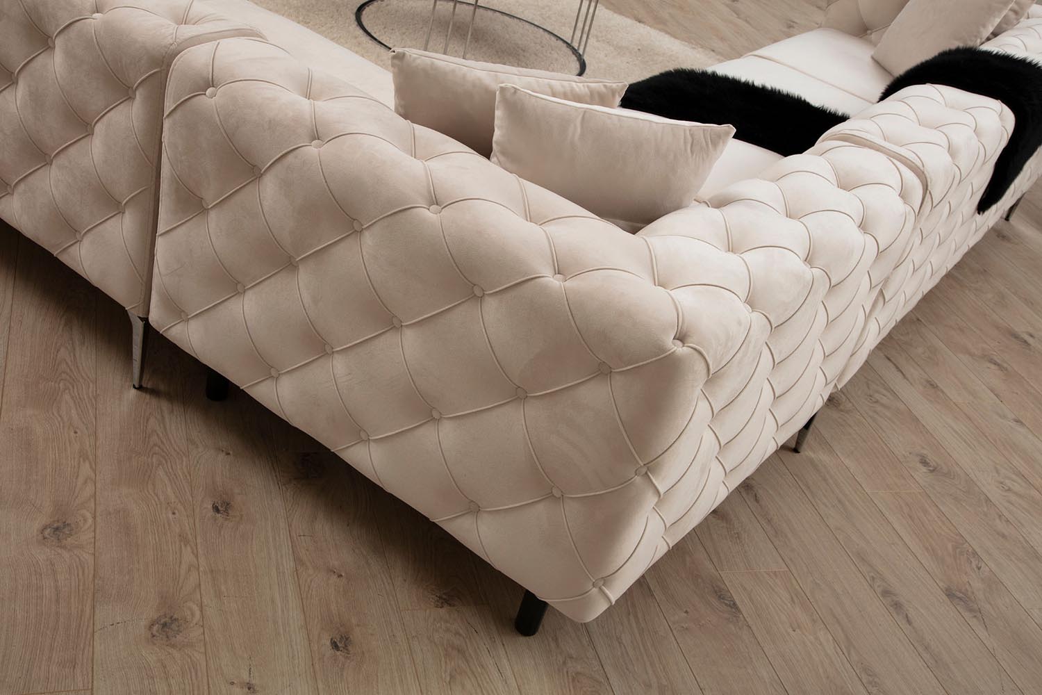 Entdecken Sie das Como Left Ecksofa in Ecru von Atelier Del Sofa – eine perfekte Kombination aus Eleganz und unvergleichlichem Komfort für Ihr Zuhause.