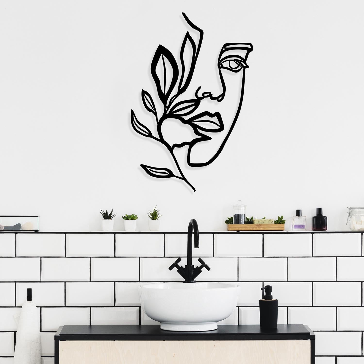 Verleihen Sie Ihrem Raum mit der Wanddeko "Woman Face Behind The Branch" von Wallity in Schwarz einen Hauch von Raffinesse und zeitloser Eleganz.