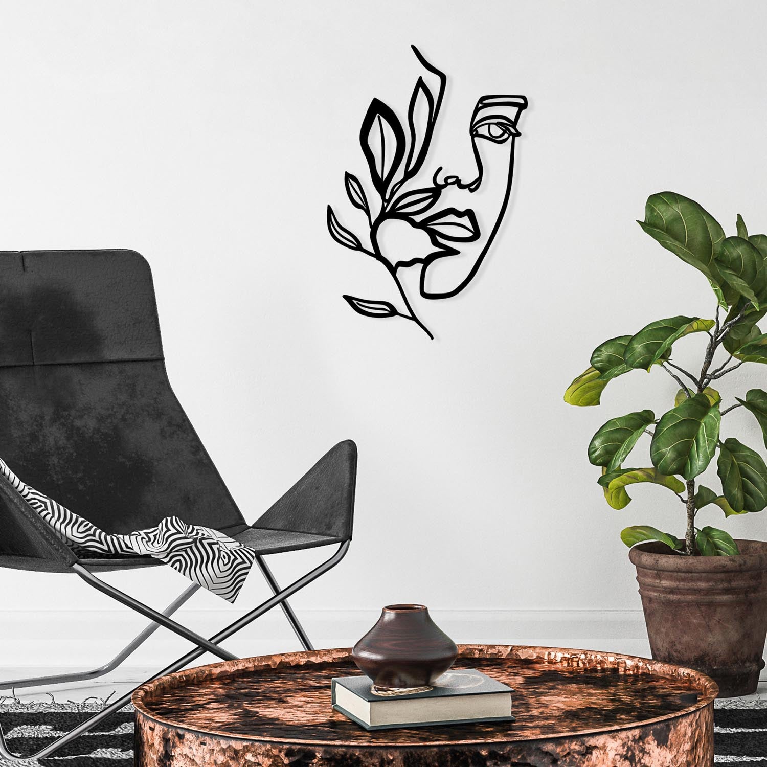 Verleihen Sie Ihrem Raum mit der eleganten Wanddeko "Woman Face Behind The Branch" von Wallity in Schwarz einen Hauch von Raffinesse und Stil.