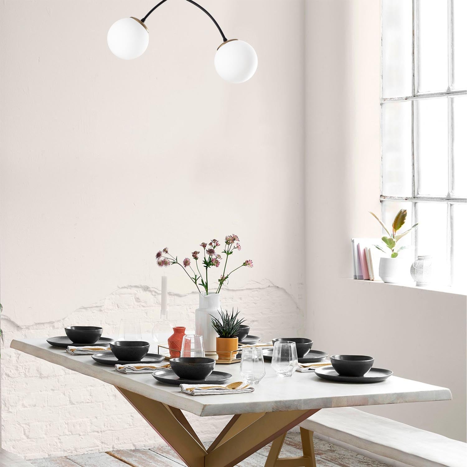 Entdecken Sie die Kromozom Deckenleuchte in Weiß Schwarz von Opviq – ein eleganter Kronleuchter, der jeden Raum stilvoll verwandelt.