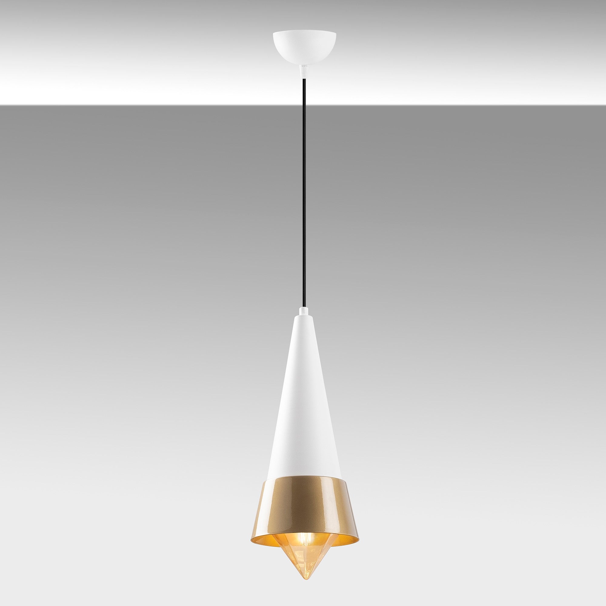 Verleihen Sie Ihrem Zuhause mit der Dodo Pendelleuchte von Opviq einen Hauch von Luxus. Ihr modernes Design in Weiß und Gold schafft eine elegante Atmosphäre.