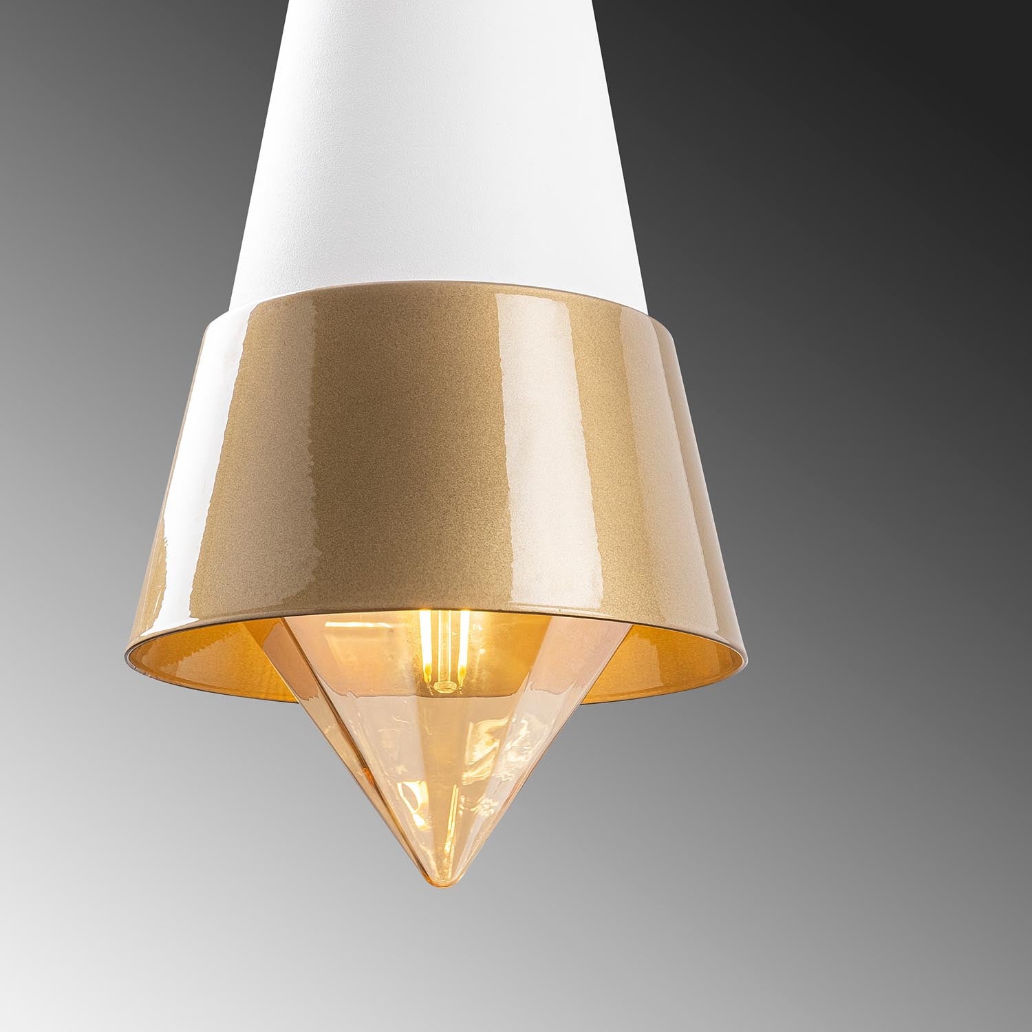 Entdecken Sie die Dodo Pendelleuchte von Opviq – ein stilvolles Highlight in Weiß und Gold, das jeden Raum mit Eleganz und Glamour erfüllt.