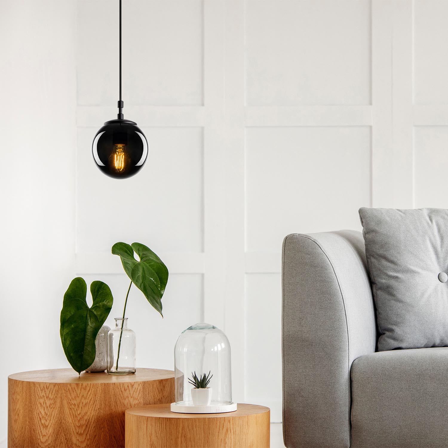 Entdecken Sie die elegante Efe Pendelleuchte in Schwarz-Rauch von Opviq. Perfekt für modernes Wohnen, verleiht sie jedem Raum Stil und Atmosphäre.