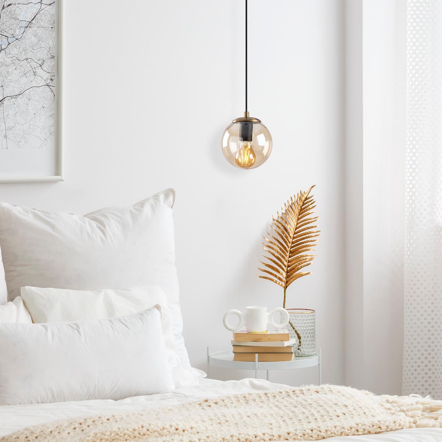 Entdecken Sie die Efe Pendelleuchte in Gelb von Opviq – ein stilvolles Vintage-Design, das jeden Raum mit Eleganz und Wärme erfüllt.