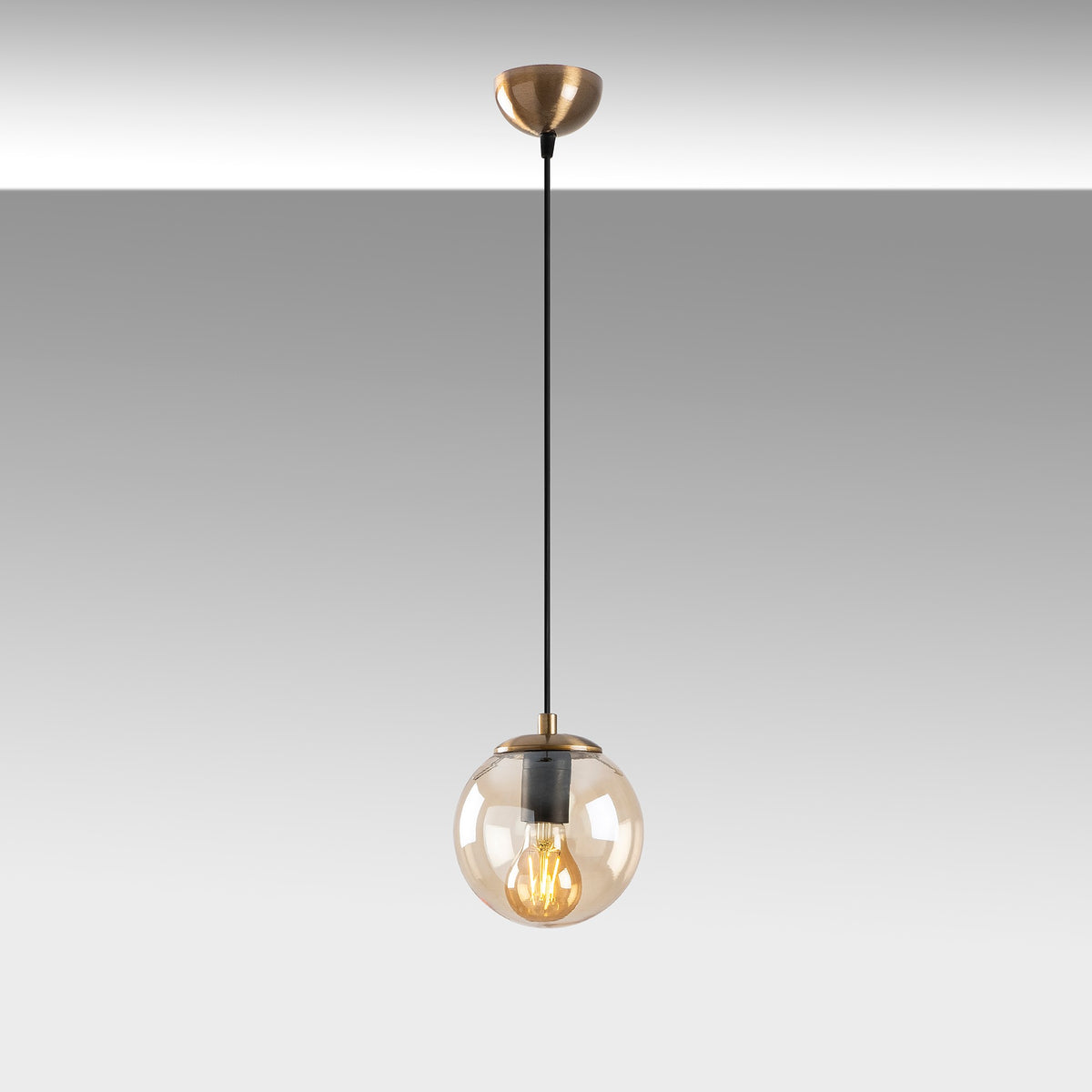 Efe Pendellampe - Gelb
Vintage in Gelb / Vintage präsentiert im Onlineshop von KAQTU Design AG. Pendelleuchte ist von Opviq