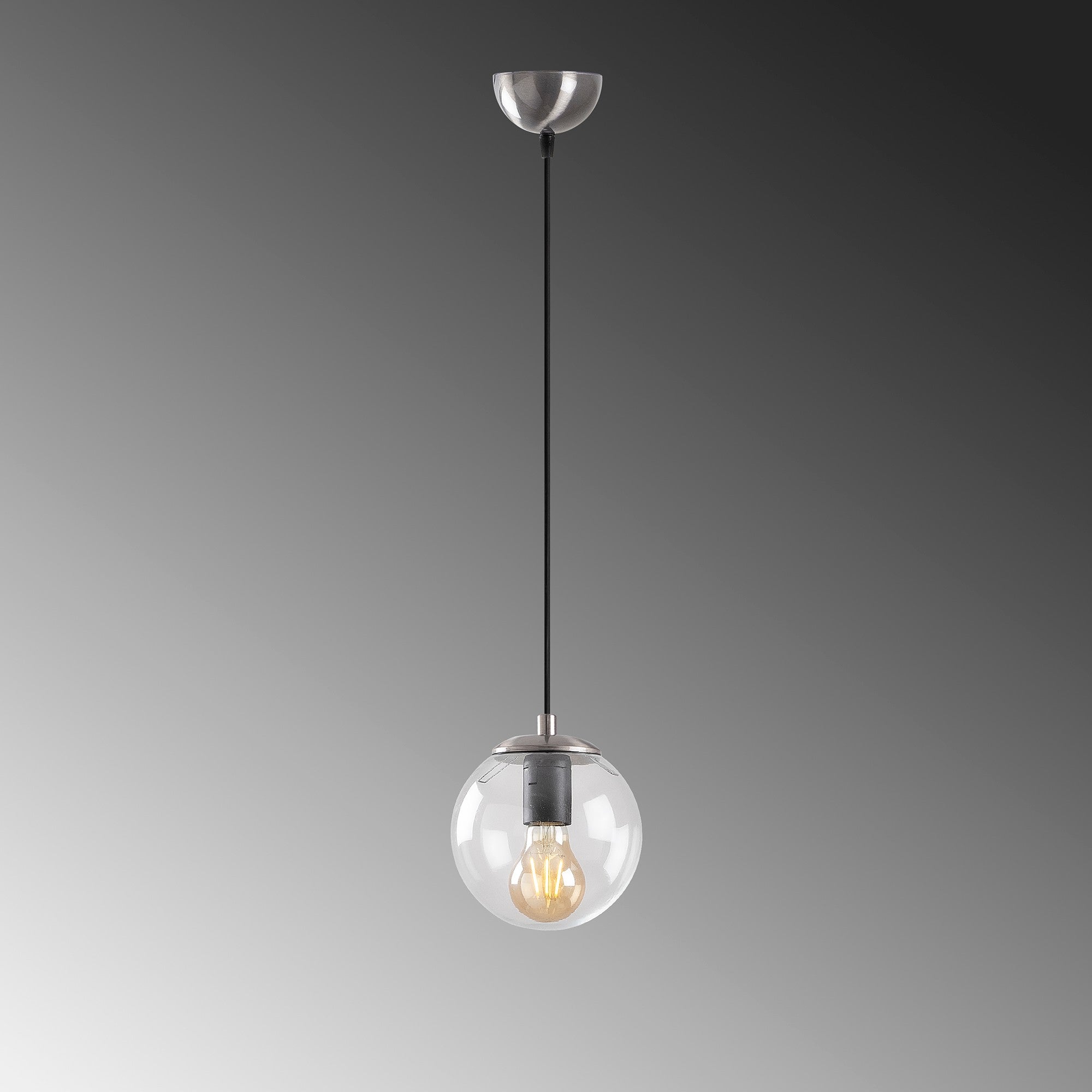 Entdecken Sie die Efe Pendelleuchte von Opviq in Silber – ein stilvolles Lichtobjekt, das Eleganz und einladende Atmosphäre in jeden Raum zaubert.