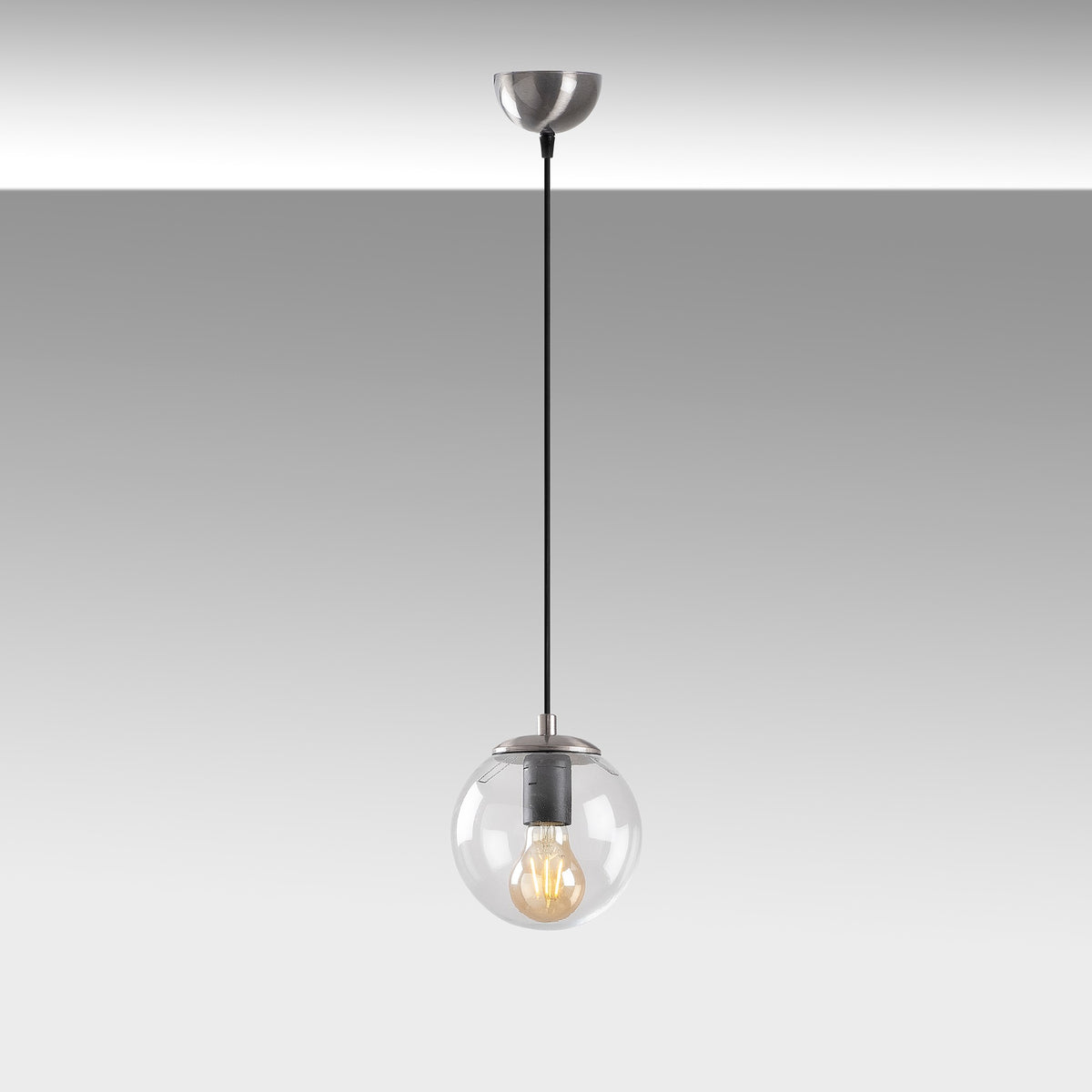 Efe Pendellampe - Silber in Silber präsentiert im Onlineshop von KAQTU Design AG. Pendelleuchte ist von Opviq
