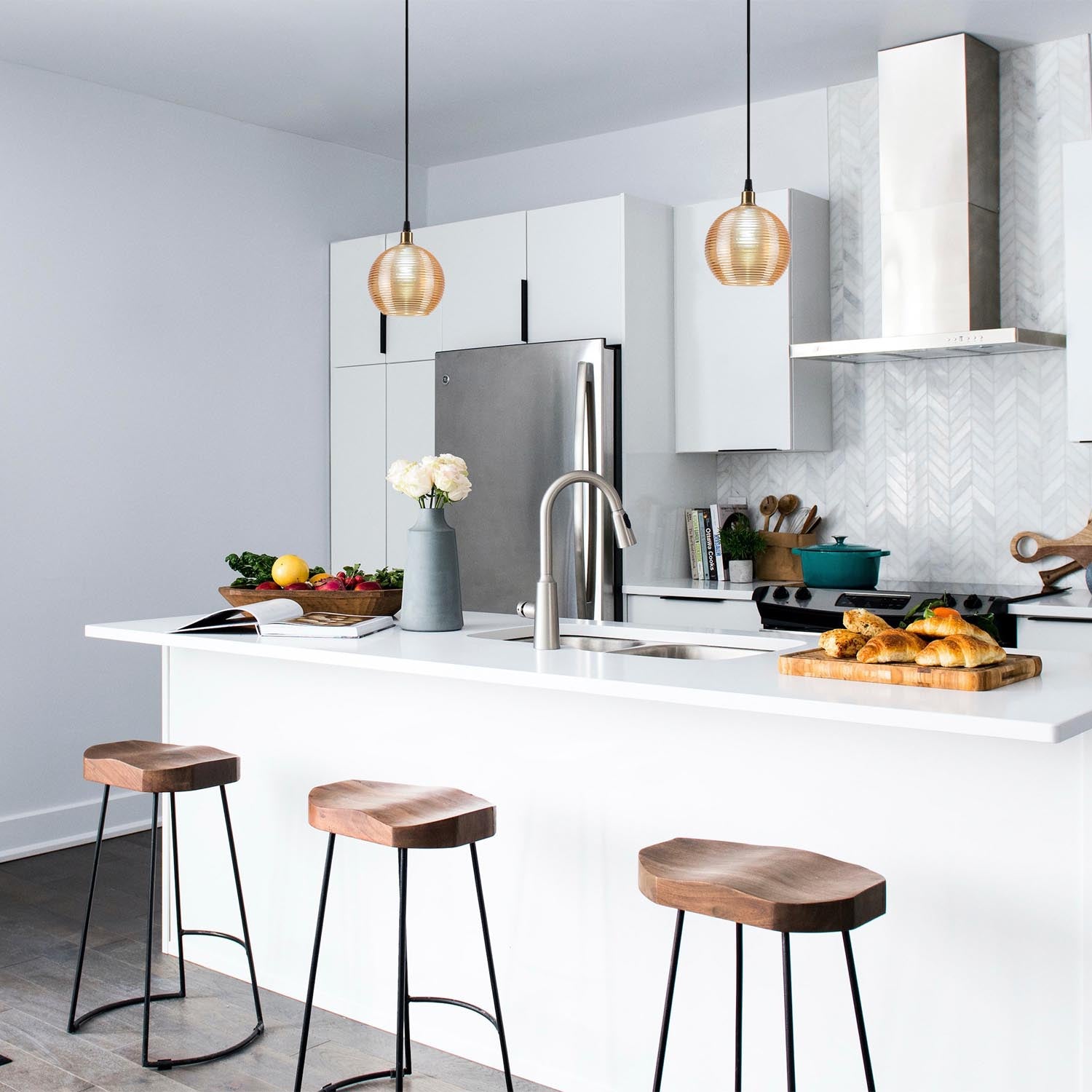 Entdecken Sie die Muzo Pendelleuchte in Gelb von Opviq – ein stilvolles Vintage-Design, das jeden Raum mit Eleganz und Charme erhellt.