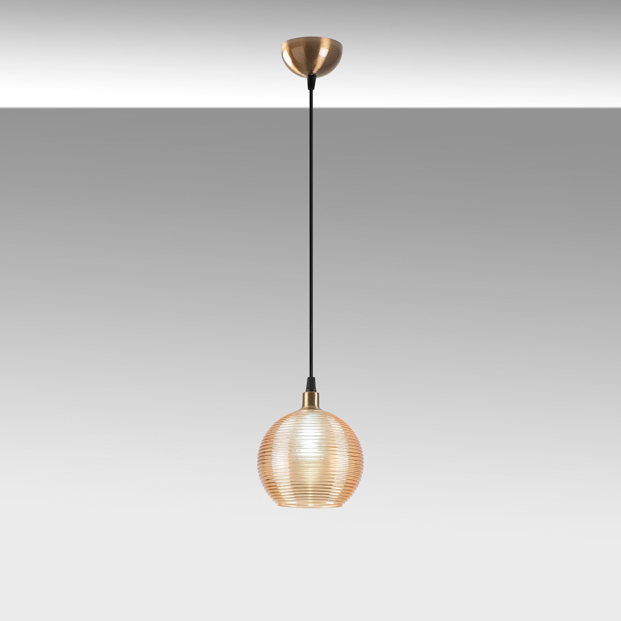 Verleihen Sie Ihrem Zuhause mit der Muzo Pendelleuchte in Gelb von Opviq einen Hauch von Vintage-Charme und stilvoller Eleganz.