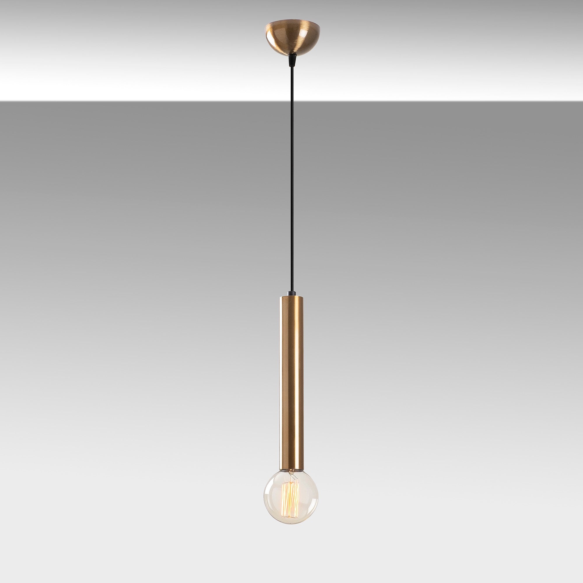 Verleihen Sie Ihrem Raum mit der Tempo Pendelleuchte von Opviq einen Hauch von Vintage-Charme und skandinavischer Raffinesse.