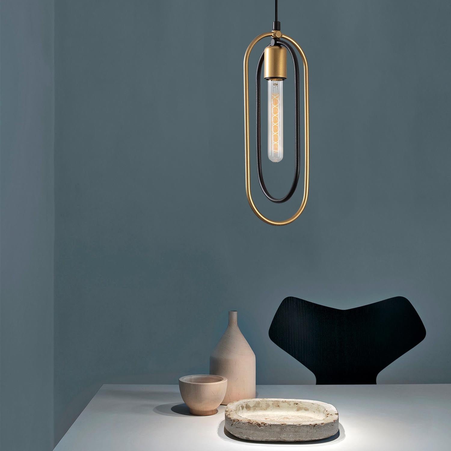 Entdecken Sie die Cerco Pendelleuchte in Schwarz Gold von Opviq – ein elegantes Design-Highlight für Ihr Zuhause, das modernen Glamour versprüht.