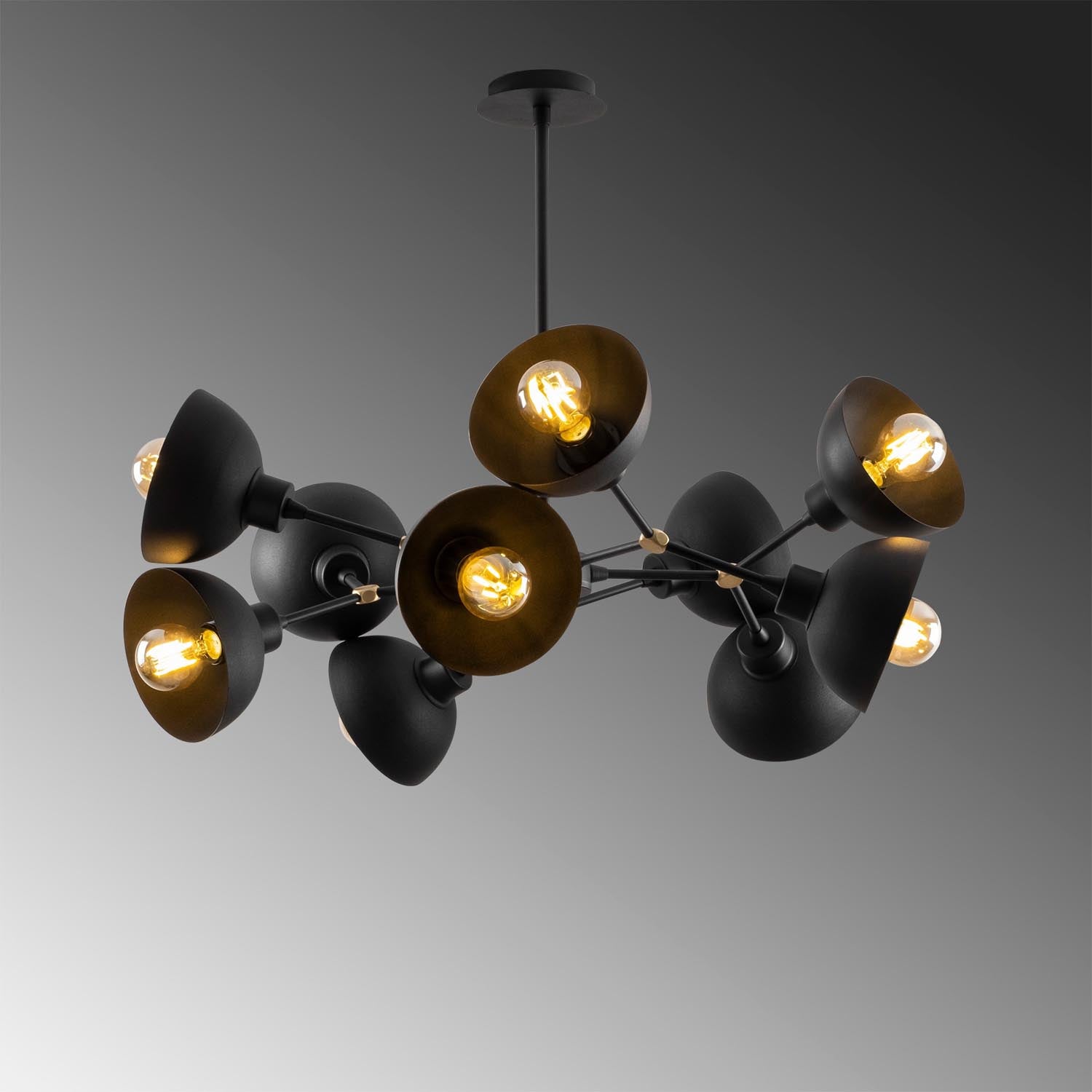 Entdecken Sie die Dram Pendelleuchte von Opviq – ein eleganter, schwarzer Kronleuchter, der jedem Raum einen modernen, industriellen Flair verleiht.