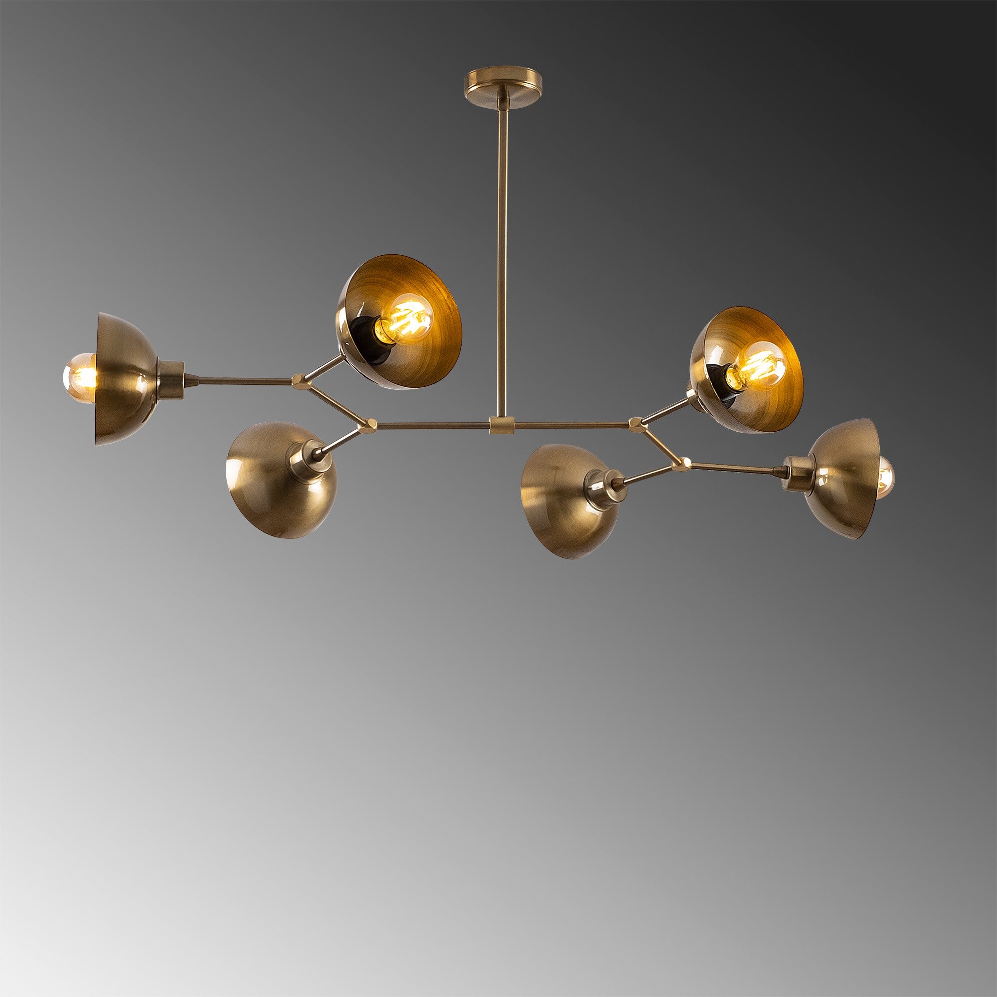 Entdecken Sie die Dram Deckenleuchte von Opviq – ein stilvolles Vintage-Design, das jedem Raum einen Hauch von Luxus und Atmosphäre verleiht.