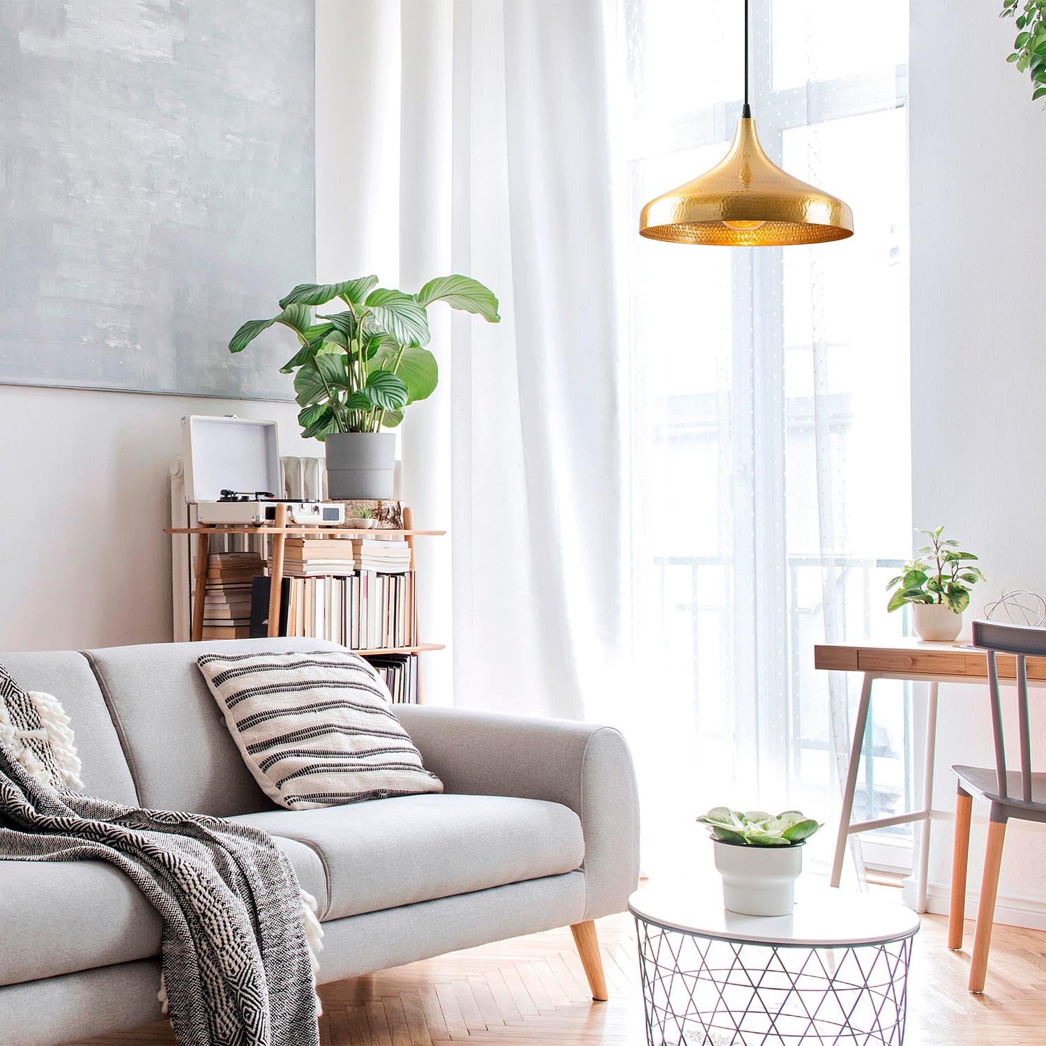 Entdecken Sie die elegante Tattoo Pendelleuchte in Gold und Schwarz von Opviq. Perfekt für stilvolle Akzente in jedem Raum!