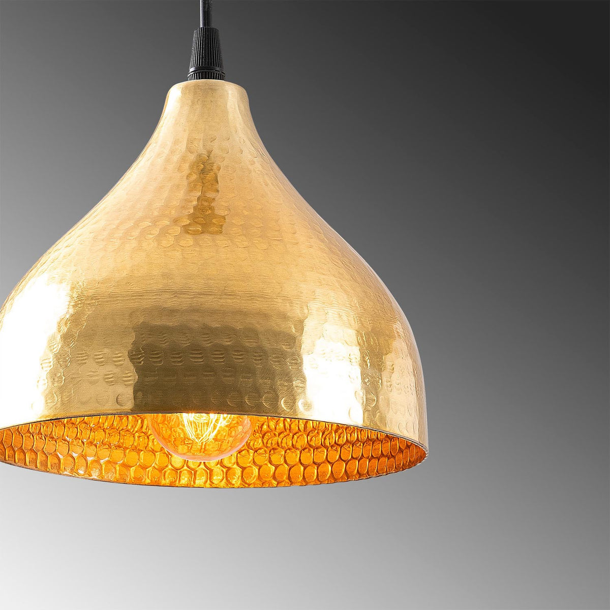 Tattoo Pendellampe - Gold in Gold präsentiert im Onlineshop von KAQTU Design AG. Pendelleuchte ist von Opviq