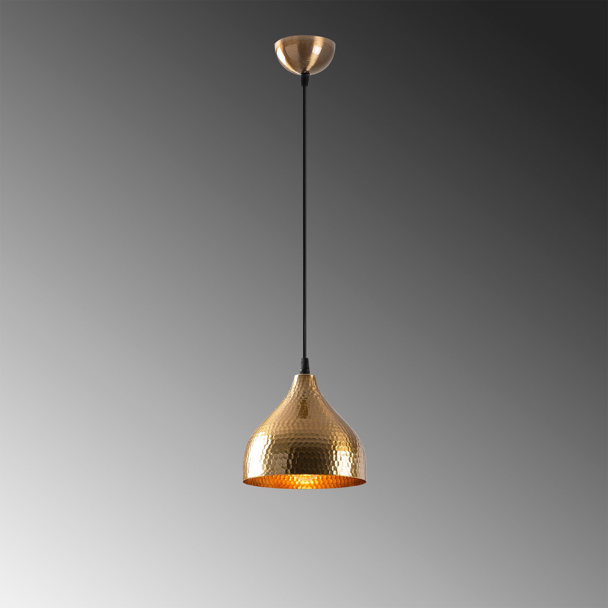 Entdecken Sie die Tattoo Pendelleuchte von Opviq – ein stilvolles Vintage-Design, das jedem Raum einen einzigartigen Charme und warmes Licht verleiht.