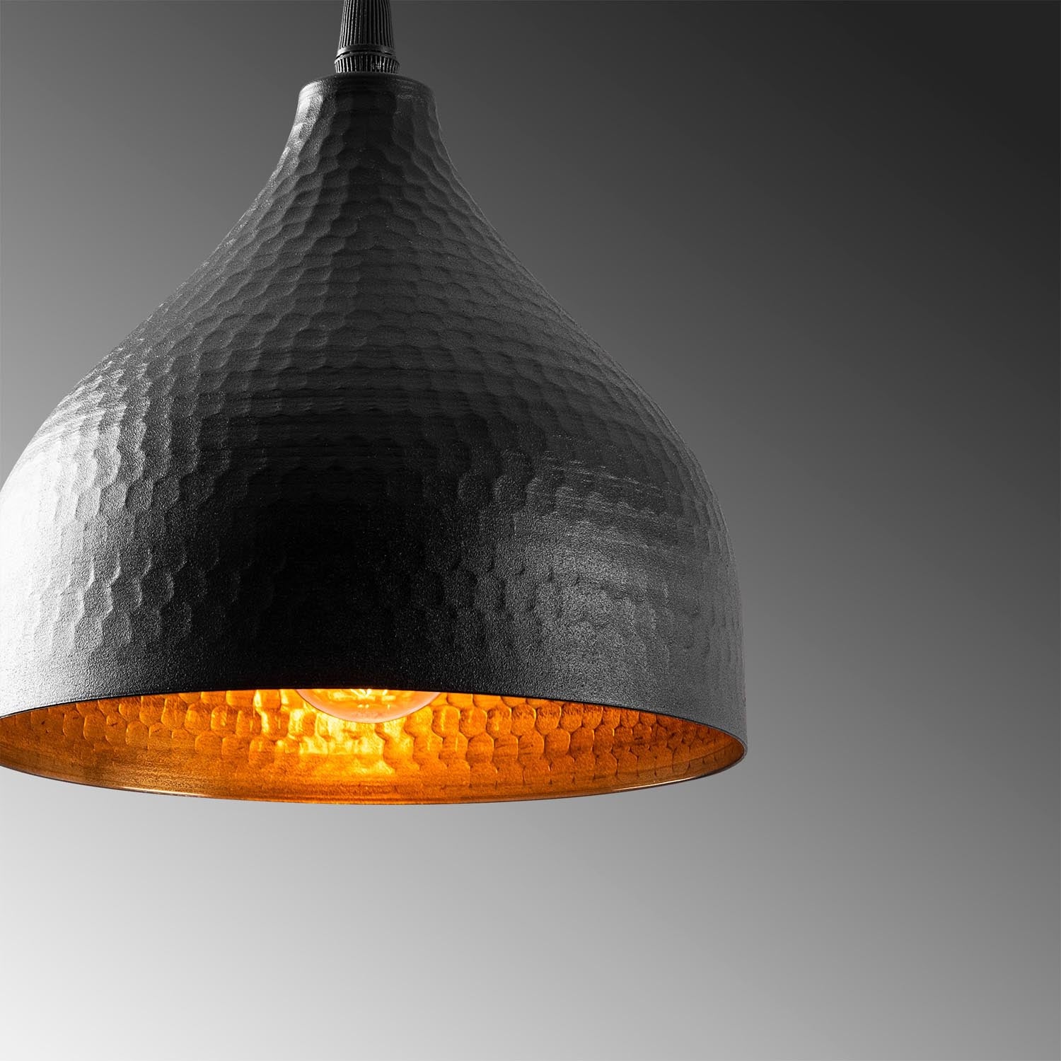 Verleihen Sie Ihrem Zuhause mit der Tattoo Pendelleuchte in Schwarz von Opviq einen Hauch von Glamour. Ideal für stilvolle Akzente!