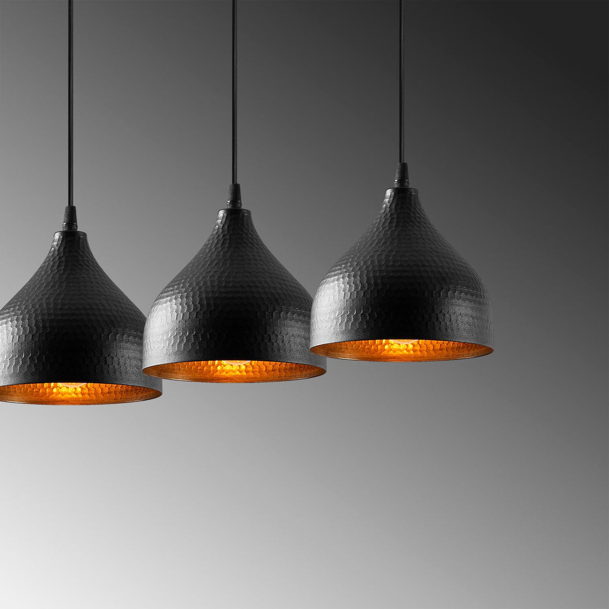 Tattoo Pendellampe - Schwarz in Schwarz präsentiert im Onlineshop von KAQTU Design AG. Pendelleuchte ist von Opviq