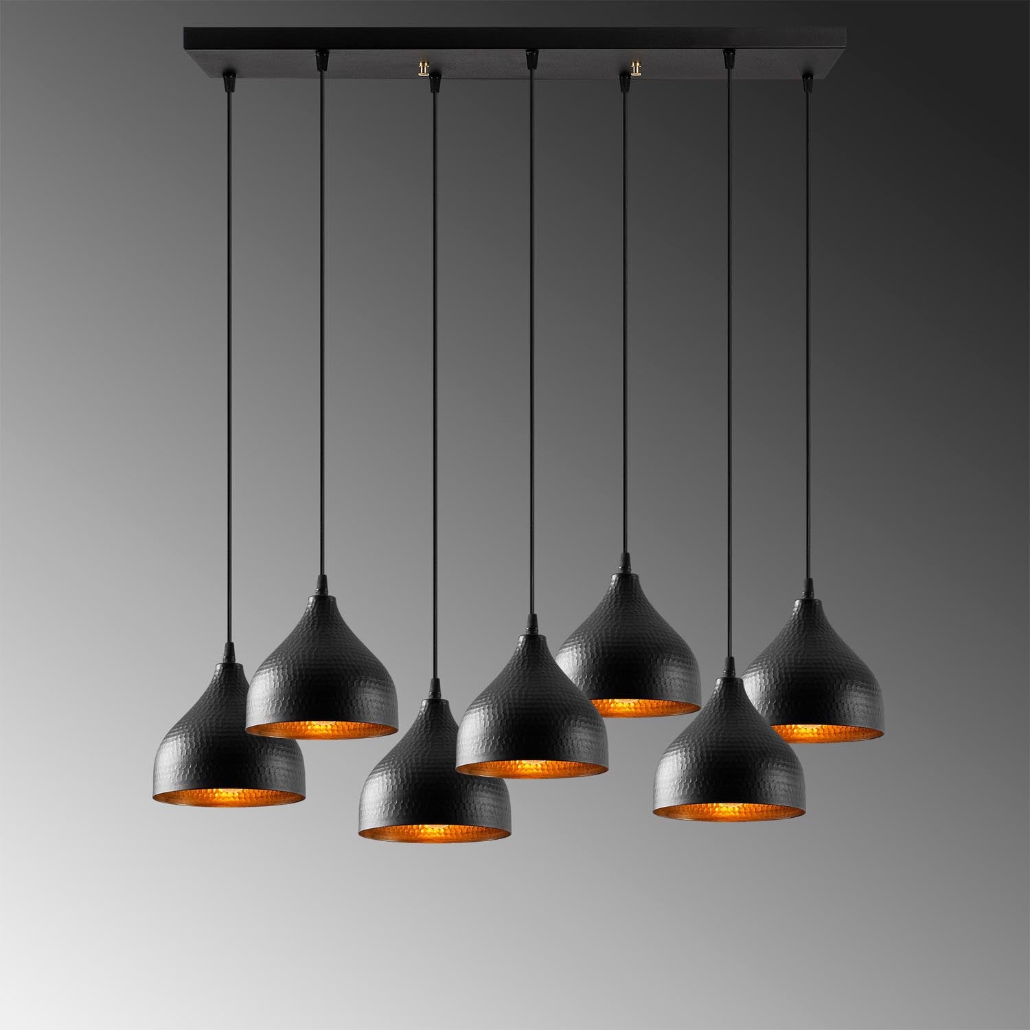 Entdecken Sie die Tattoo Pendelleuchte von Opviq in Schwarz – ein stilvolles Highlight, das jedem Raum Eleganz und modernes Design verleiht.