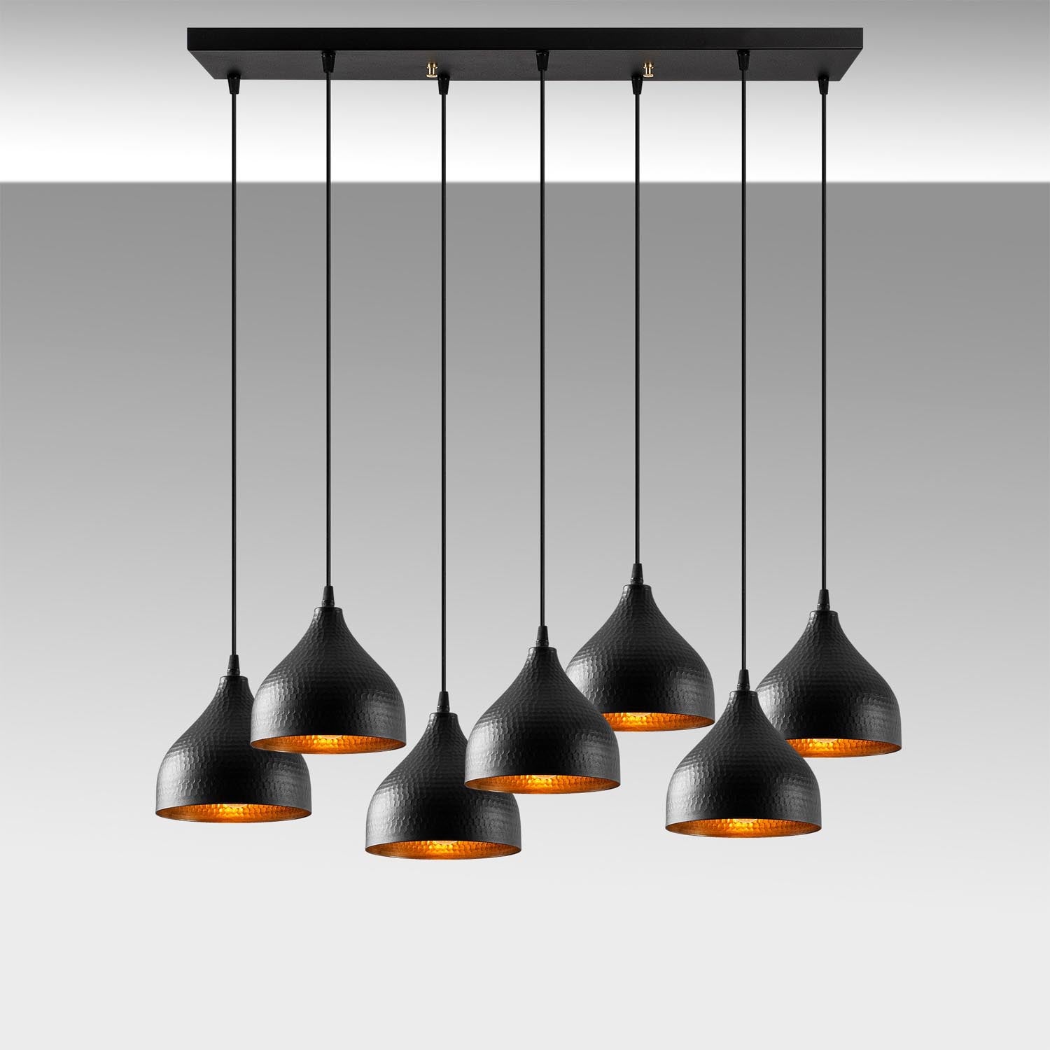 Erleben Sie die Tattoo Pendelleuchte von Opviq in Schwarz – ein elegantes, modernes Lichtdesign, das jeden Raum stilvoll aufwertet.