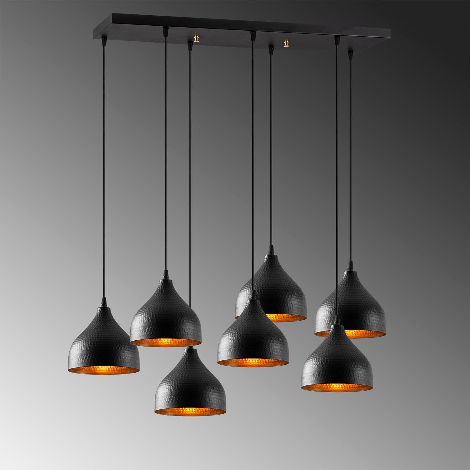 Entdecken Sie die Tattoo Pendelleuchte von Opviq in Schwarz – ein zeitloses, elegantes Lichtobjekt, das Ihrem Raum einen Hauch von Glamour verleiht.