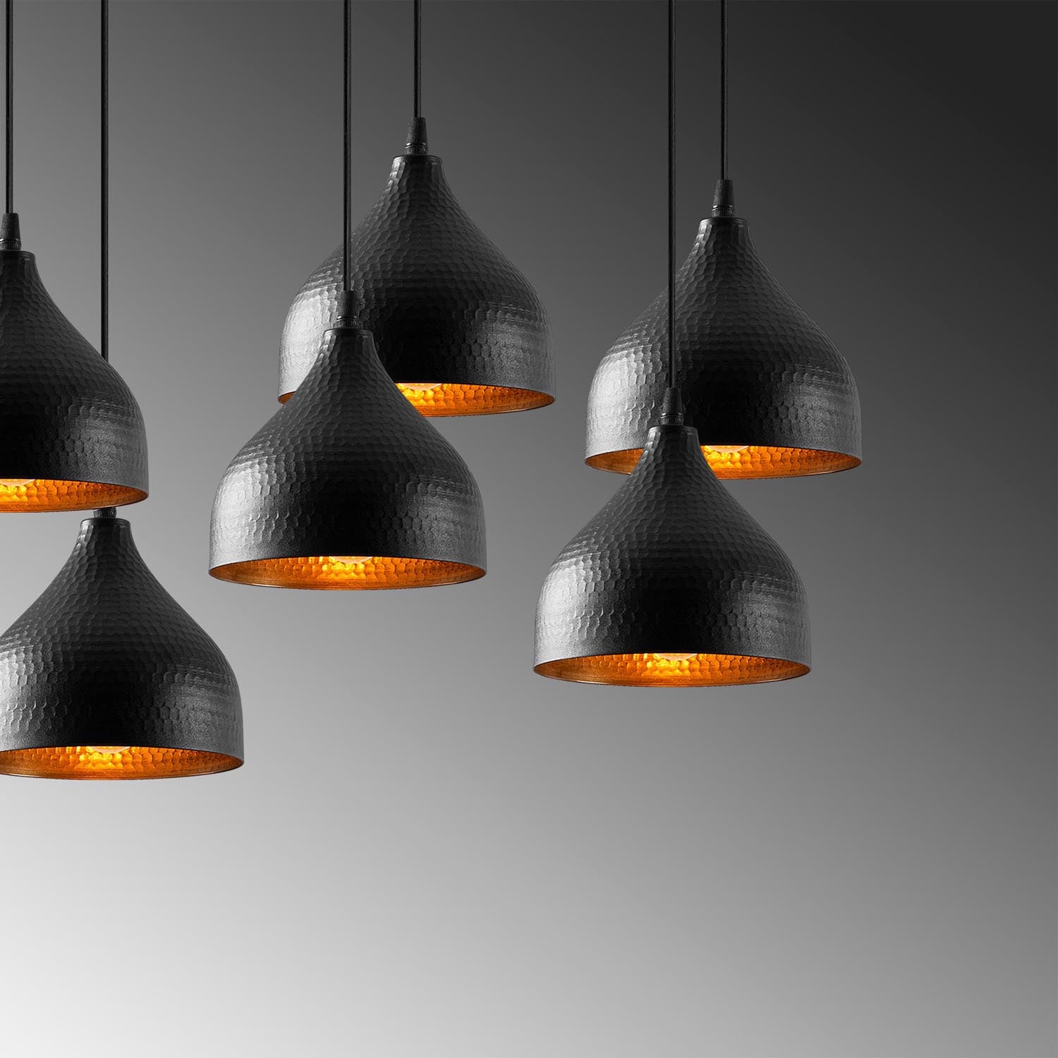 Erleben Sie die Tattoo Pendelleuchte von Opviq in Schwarz – ein modernes Design, das jeden Raum stilvoll aufwertet und eine einladende Atmosphäre schafft.