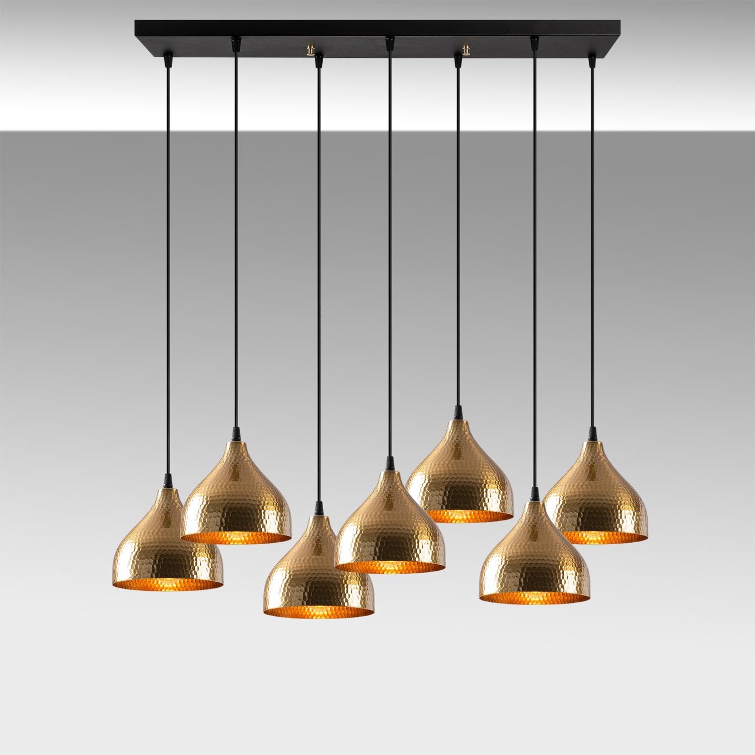 Erleben Sie die Tattoo Pendelleuchte von Opviq – ein stilvolles Vintage-Highlight, das mit seinem einzigartigen Design und warmem Licht jeden Raum verzaubert.