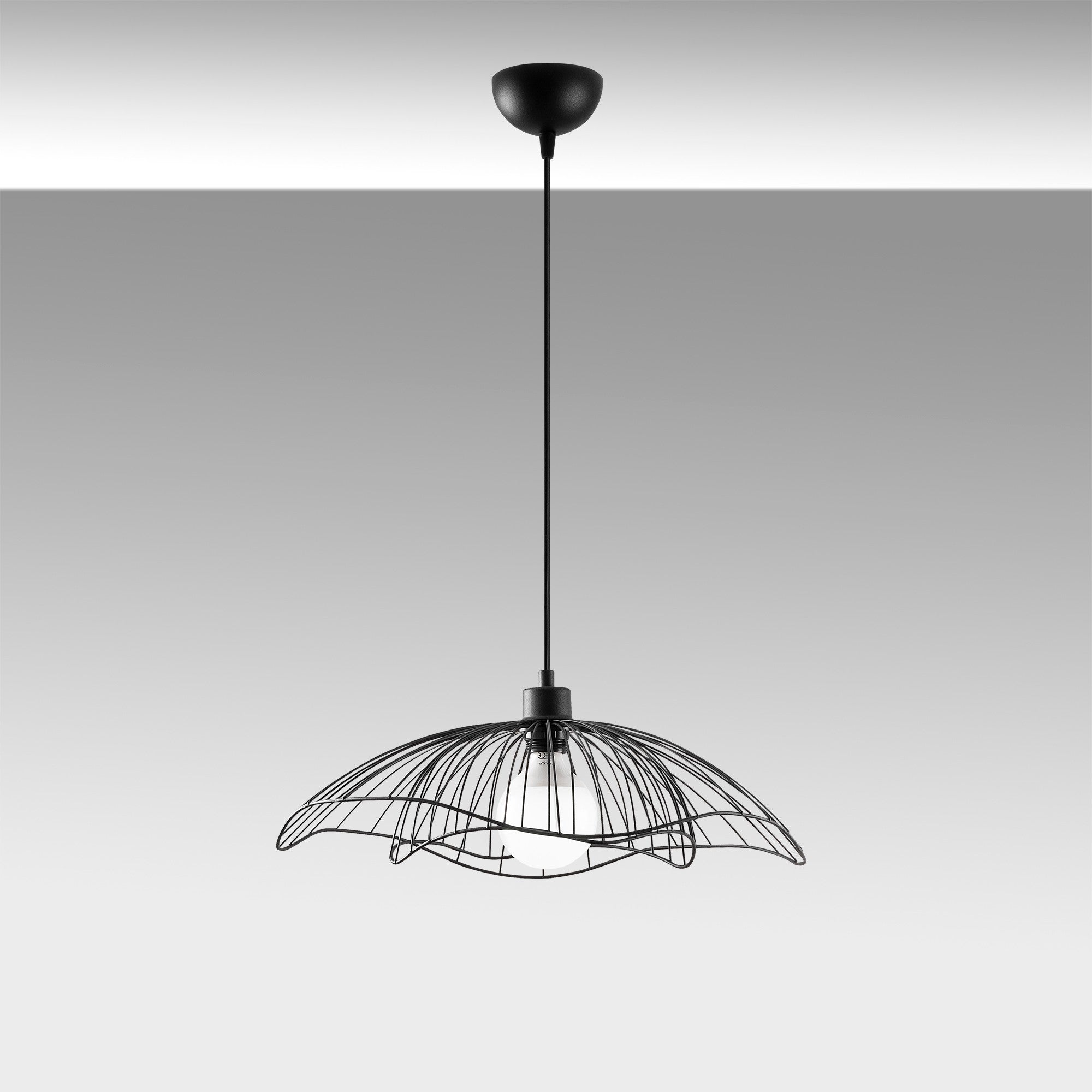 Setzen Sie mit der Farac Pendelleuchte von Opviq in elegantem Schwarz einen modernen Akzent in Ihrem Zuhause. Ideal für individuelles Lichtdesign.