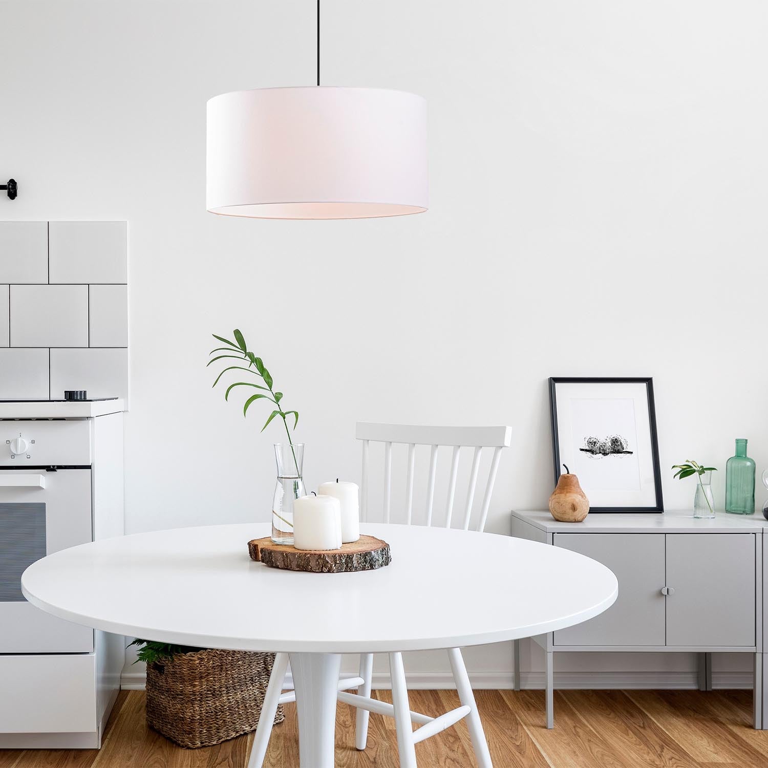 Entdecken Sie die elegante Abajur Pendelleuchte in Weiß von Opviq. Perfekt für jeden Raum, vereint sie Stil und Funktionalität.