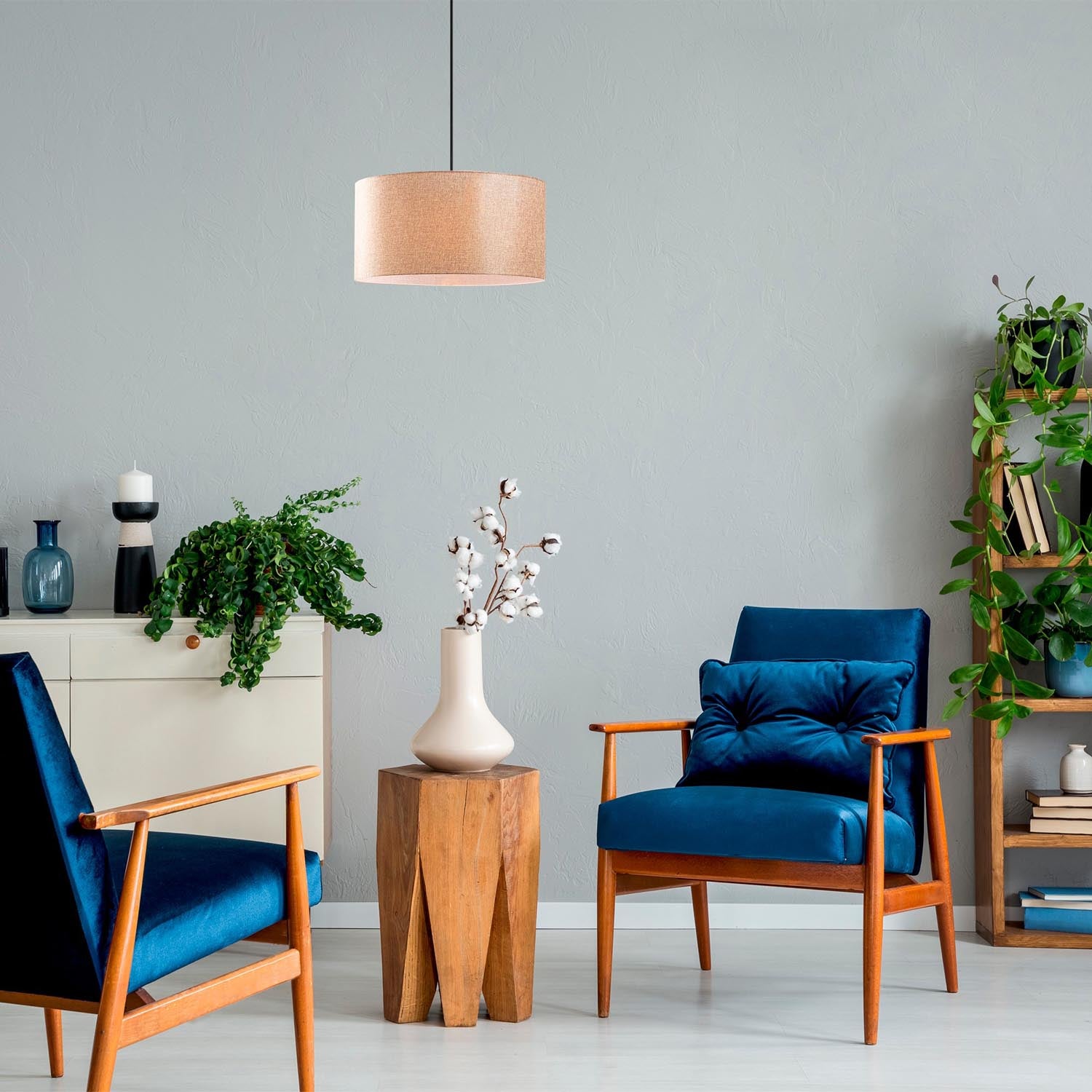 Entdecken Sie die elegante Abajur Pendelleuchte in Sahne von Opviq. Ihr skandinavisches Design und die verstellbare Höhe schaffen eine einladende Atmosphäre.