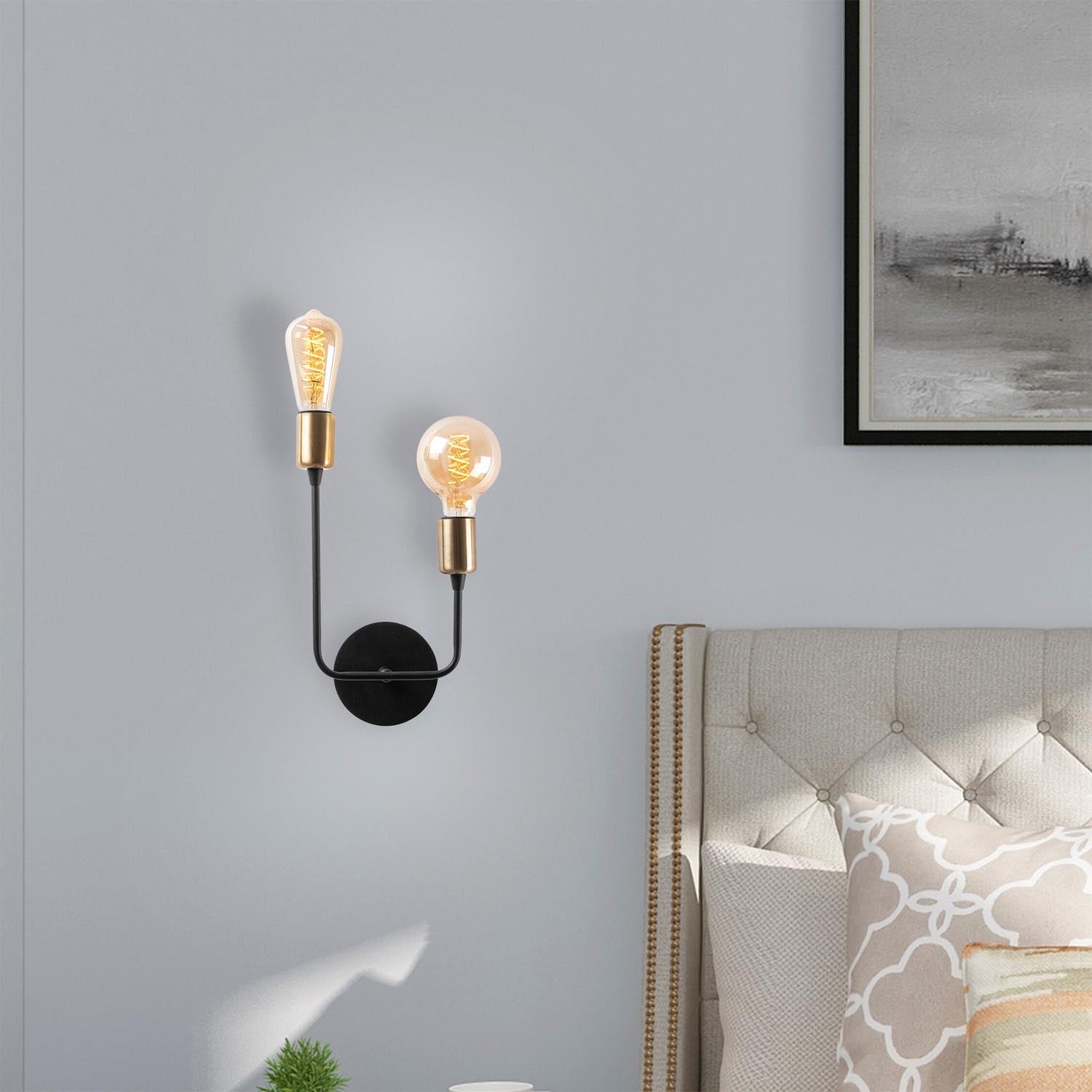 Entdecken Sie die elegante Dolma Wandleuchte in Schwarz von Opviq. Ihr minimalistisches Design und warmes Licht schaffen eine stilvolle Atmosphäre in jedem Raum.