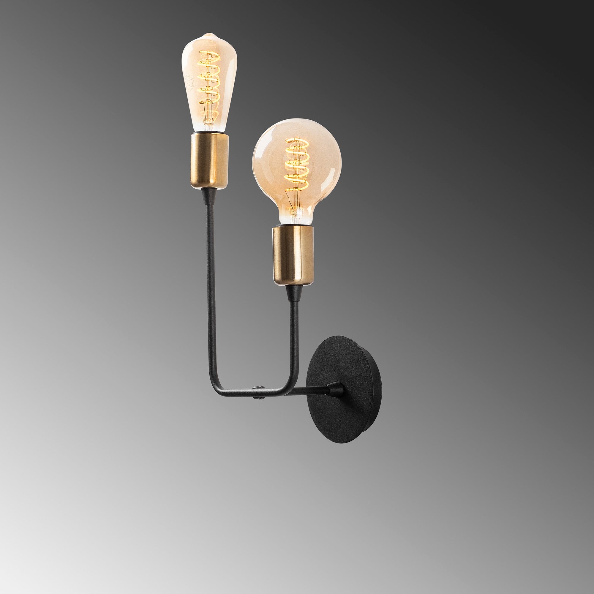 Erleben Sie die Dolma Wandleuchte in Schwarz von Opviq – ein elegantes Lichtobjekt, das mit seinem modernen Design und der sanften Beleuchtung jeden Raum verzaubert.