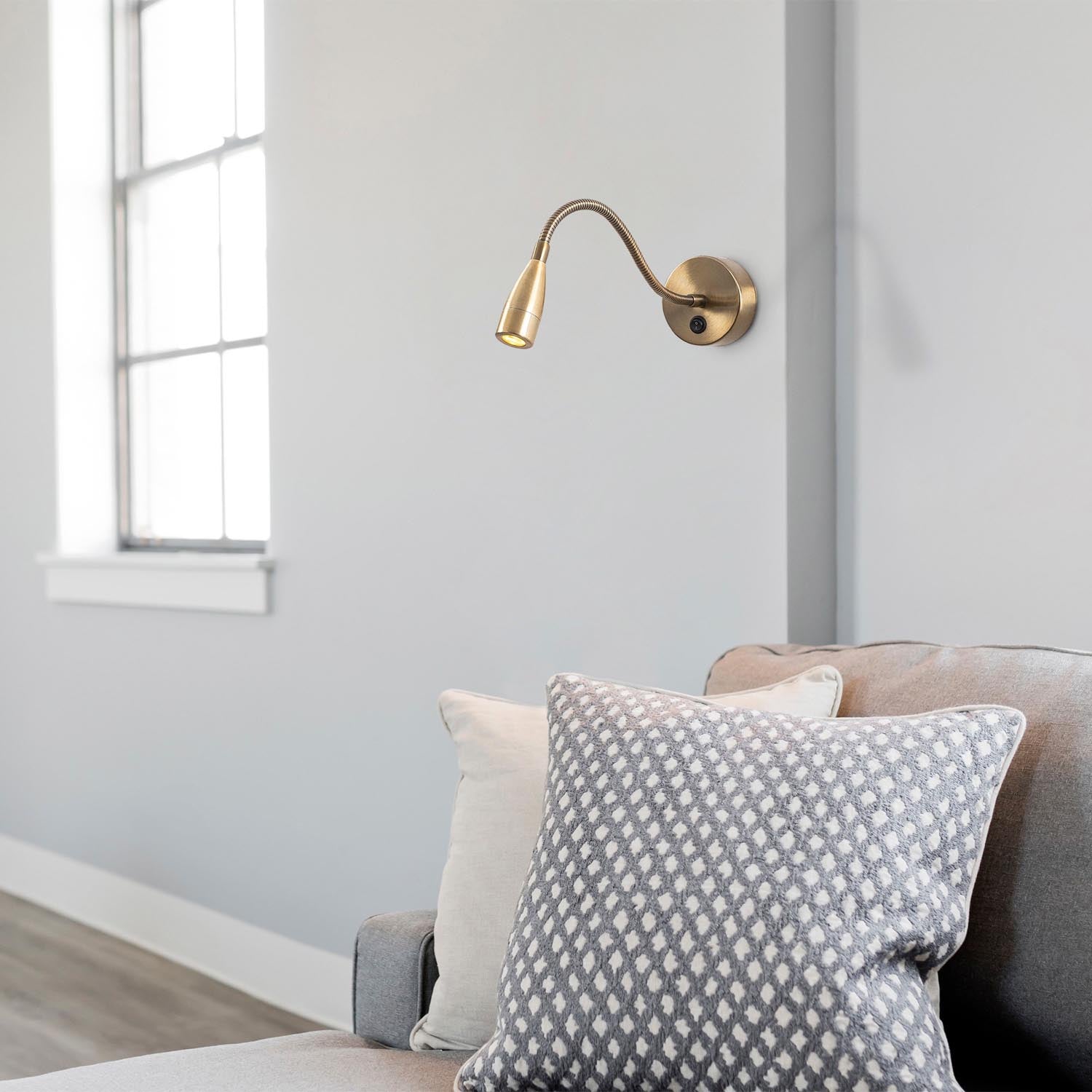 Entdecken Sie die elegante Vintage-Wandleuchte Reading - 3247 von Opviq. Ideal für stimmungsvolle Beleuchtung und stilvolle Akzente in Ihrem Zuhause.