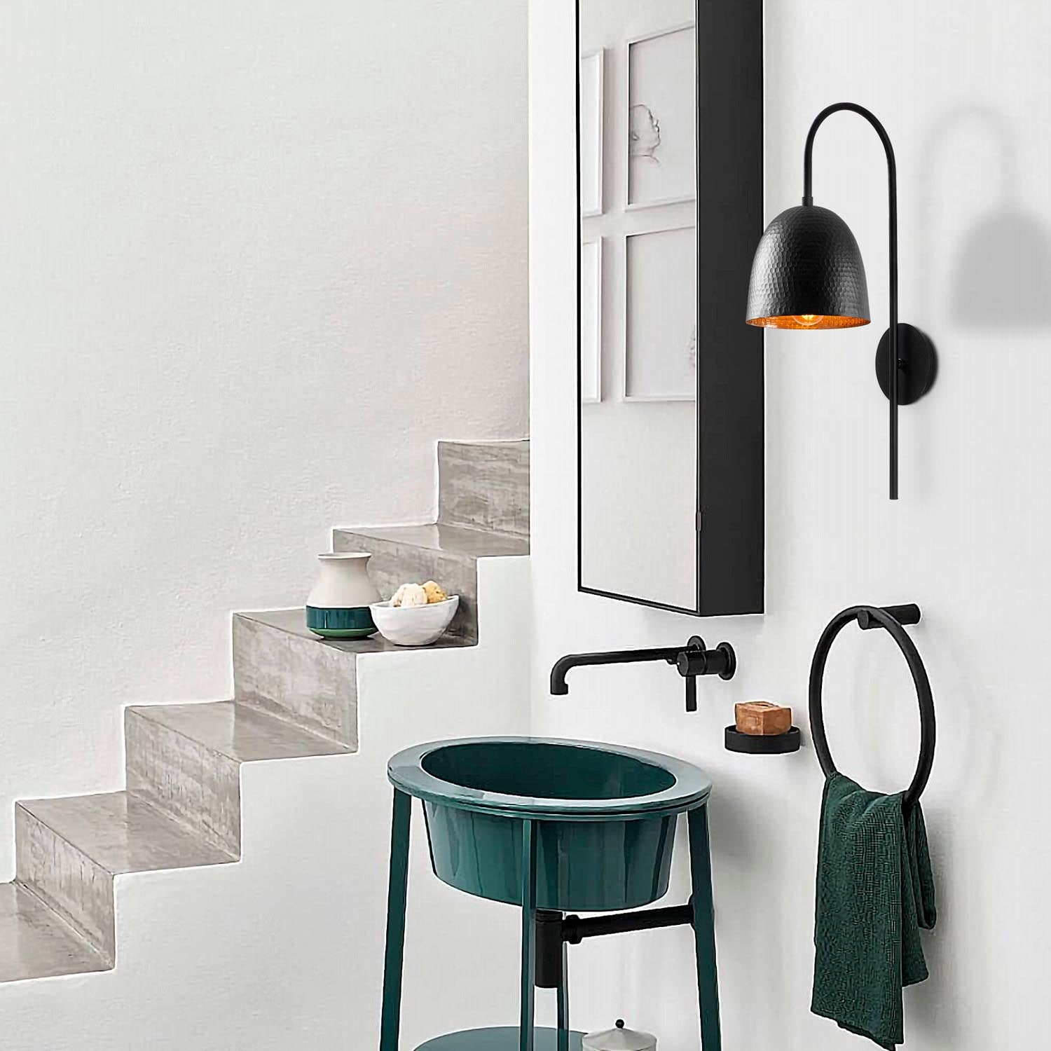 Entdecken Sie die elegante Tattoo Wandleuchte in Schwarz von Opviq. Modernes Design, skandinavische Ästhetik und glamouröser Stil für jeden Raum.