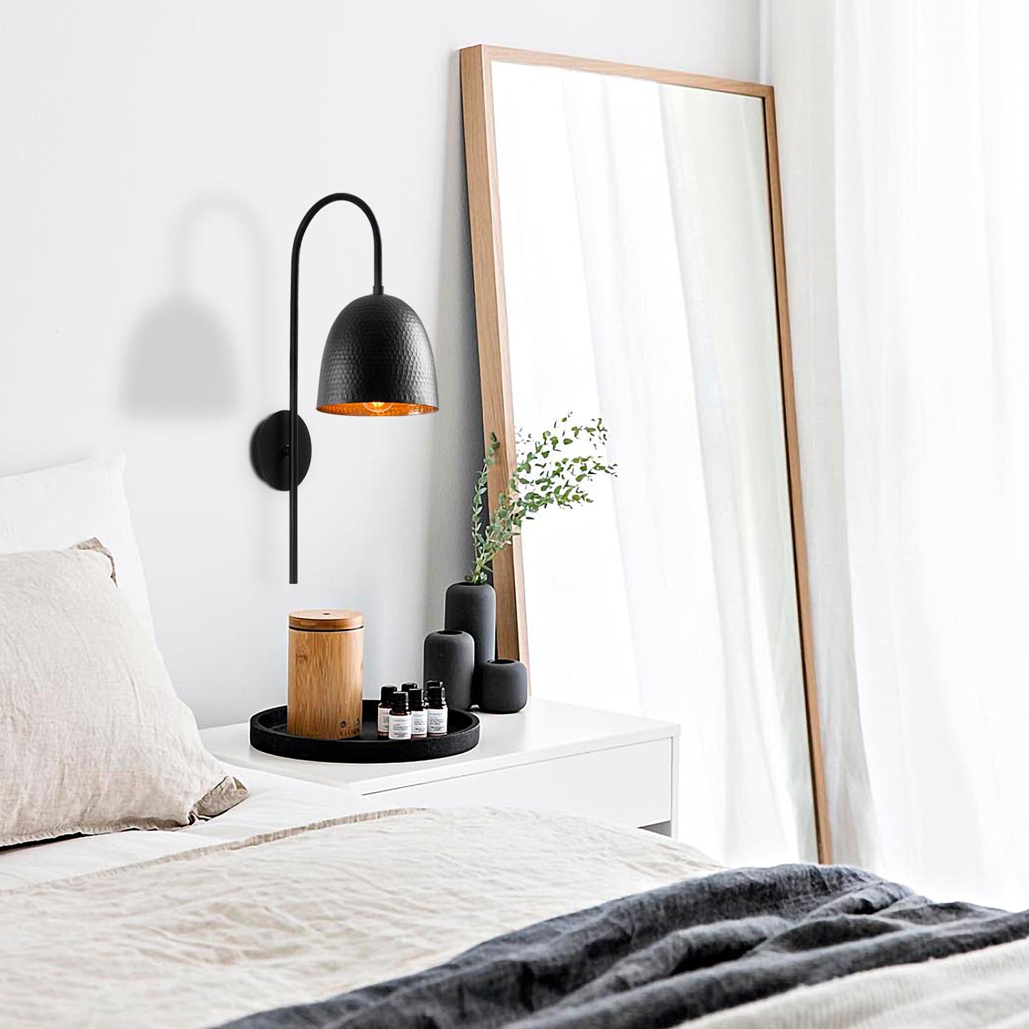 Verleihen Sie Ihrem Zuhause mit der Tattoo Wandleuchte von Opviq in Schwarz einen Hauch von Luxus. Ihr modernes Design und die skandinavische Eleganz machen sie zum perfekten Blickfang.