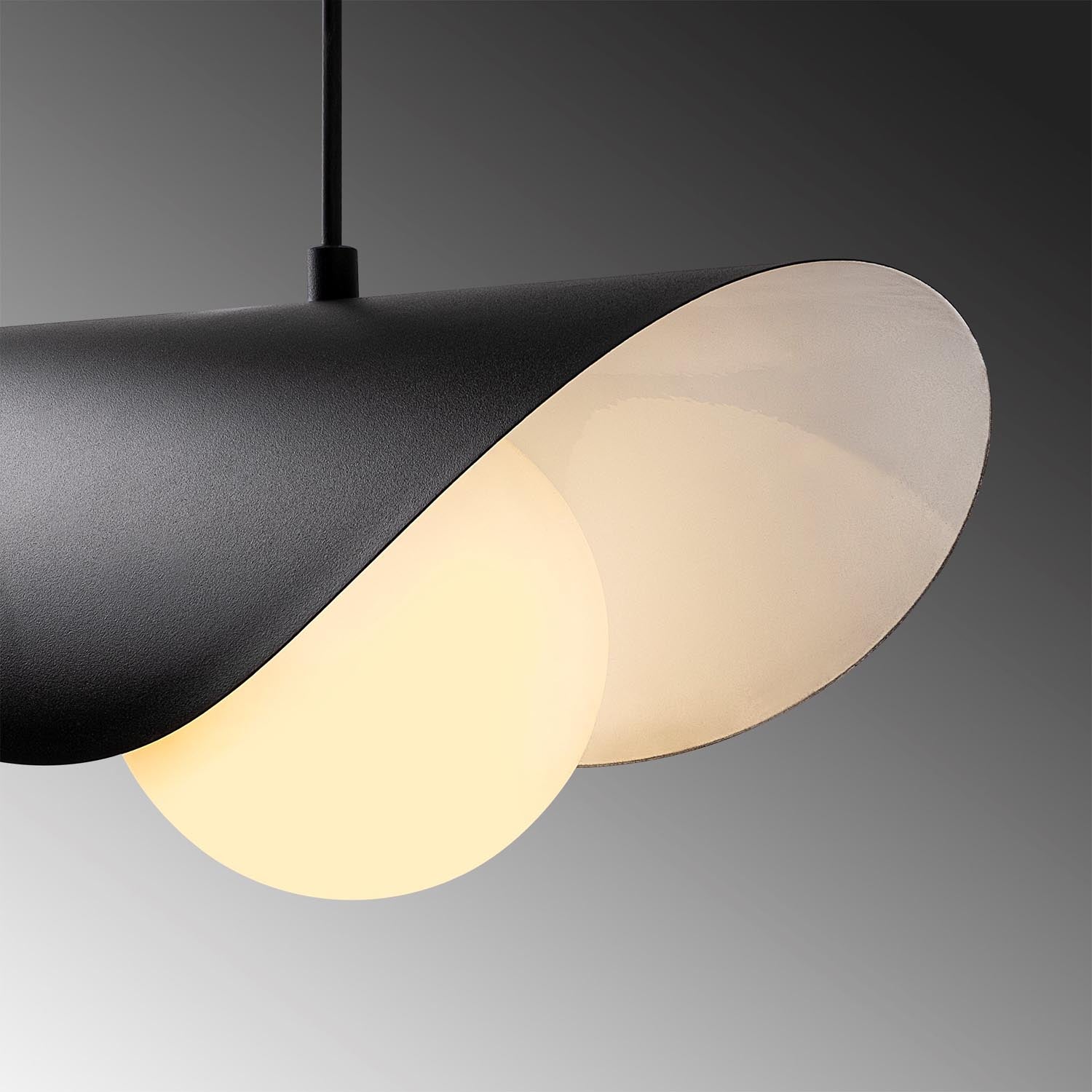 Verleihen Sie Ihrem Raum mit der Camel 6 Pendelleuchte von Opviq in Schwarz-Weiß einen modernen, industriellen Akzent und schaffen Sie eine einladende Atmosphäre.