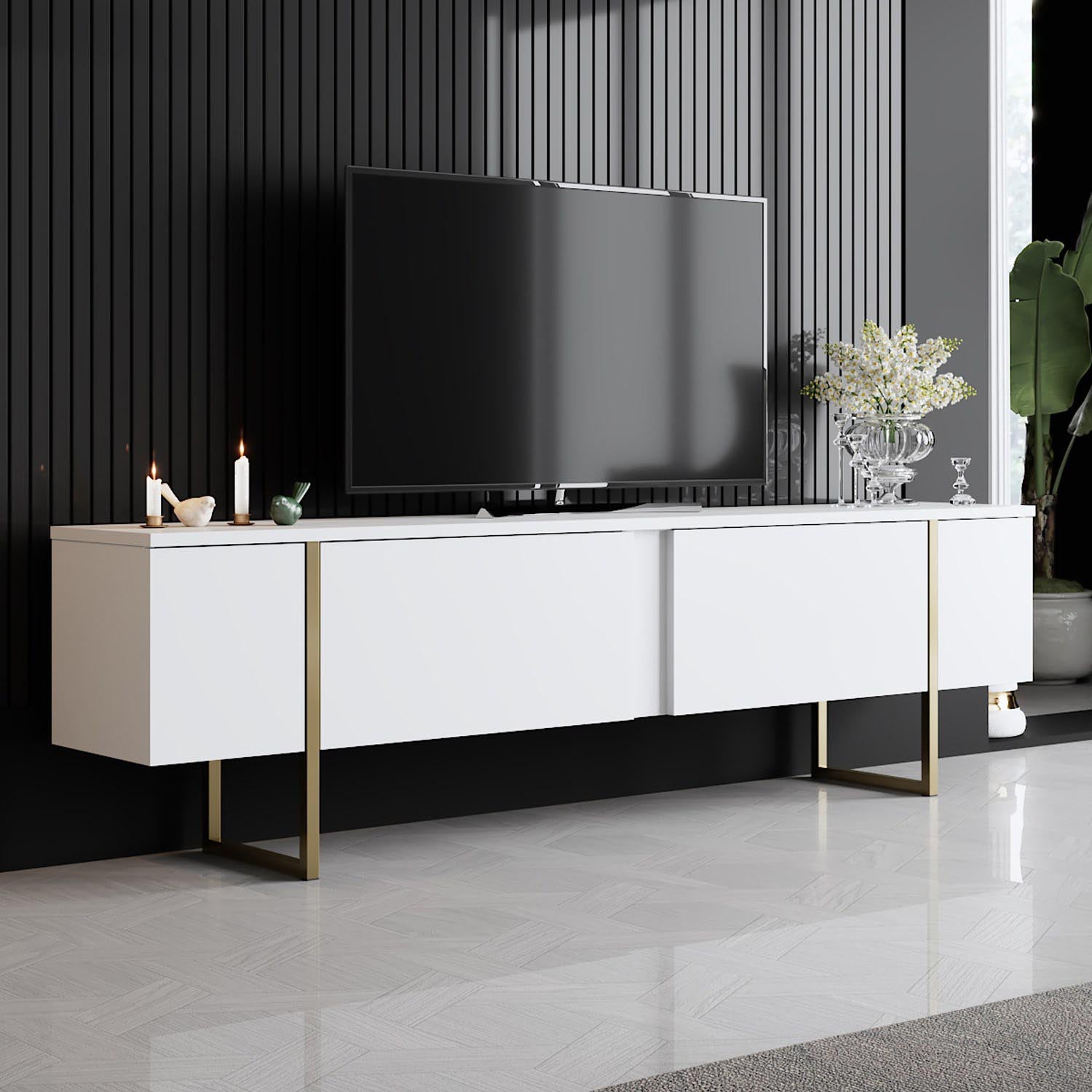 Entdecken Sie den eleganten TV-Ständer Luxe - White, Gold von Hanah Home. Stilvolles Design, hochwertige Materialien und viel Platz für Ihre Technik.