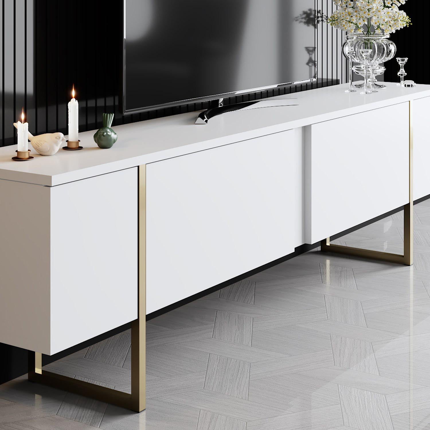 Entdecken Sie den TV-Ständer Luxe - White, Gold von Hanah Home: Stilvolles Design, langlebige Materialien und viel Platz für Ihre Mediengeräte.