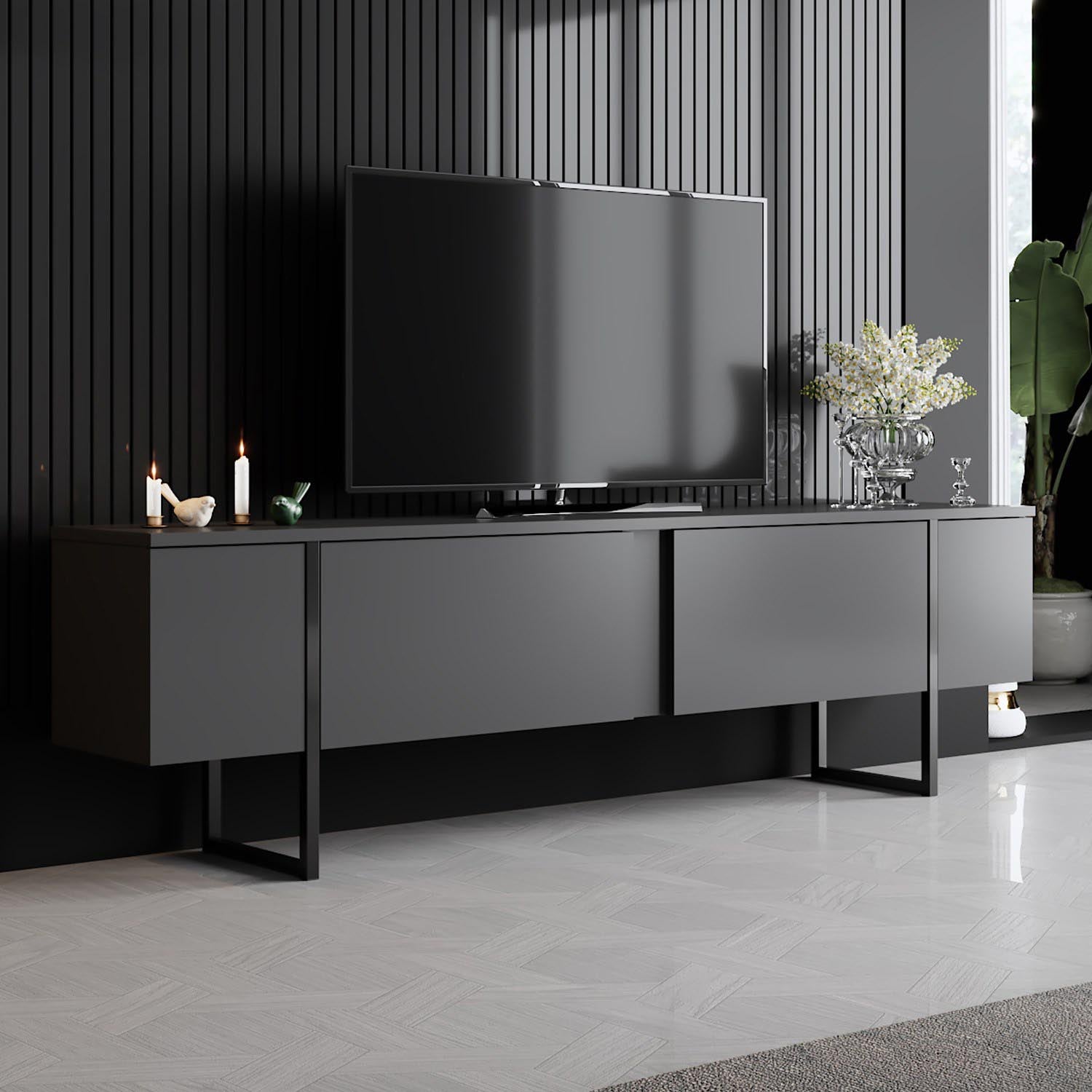 Entdecken Sie den eleganten TV-Ständer Luxe in Anthrazit und Schwarz von Hanah Home. Stilvoll, robust und mit praktischem Kabelmanagement für Ihr Wohnzimmer.