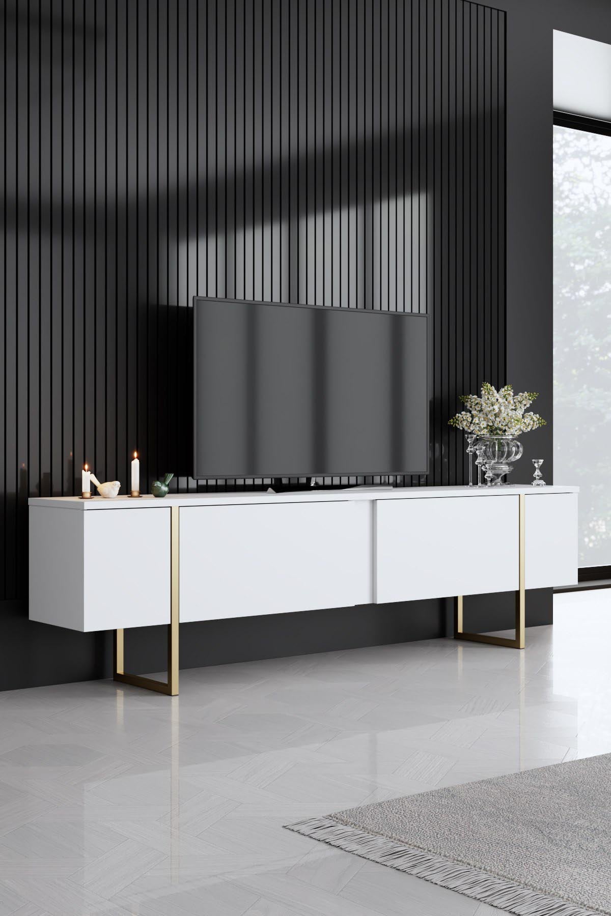 Verleihen Sie Ihrem Wohnzimmer mit dem TV-Ständer Luxe - White, Gold von Hanah Home einen Hauch von Luxus. Elegantes Design, robuste Bauweise und großzügiger Stauraum für Ihre Unterhaltungstechnik.