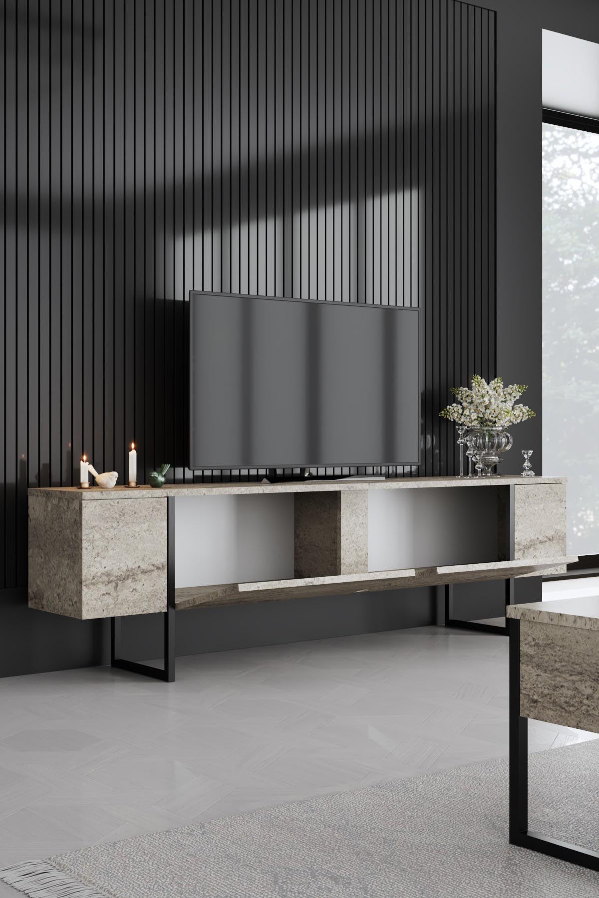 Gestalten Sie Ihr Wohnzimmer neu mit dem eleganten Luxe - Travertine, Black TV-Stand von Hanah Home. Perfekte Kombination aus Stil und Funktionalität.