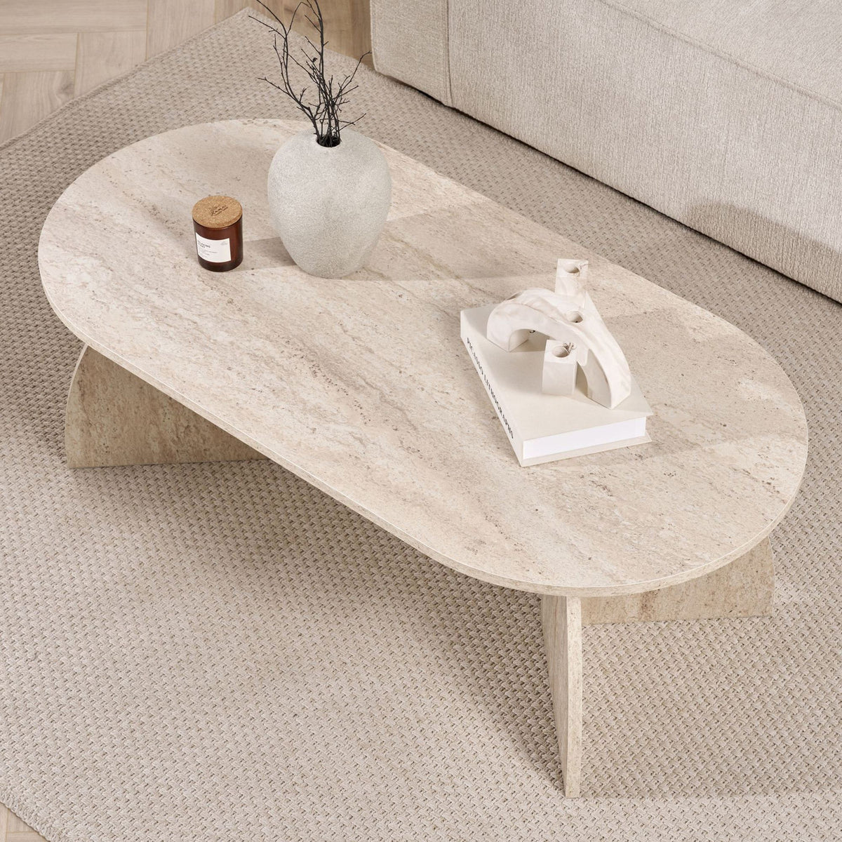 Couchtisch Melina von Nordure in Travertin-Optik, melaminbeschichtete Spanplatte, rechteckige Form, Masse 120 x 60 x 40 cm.