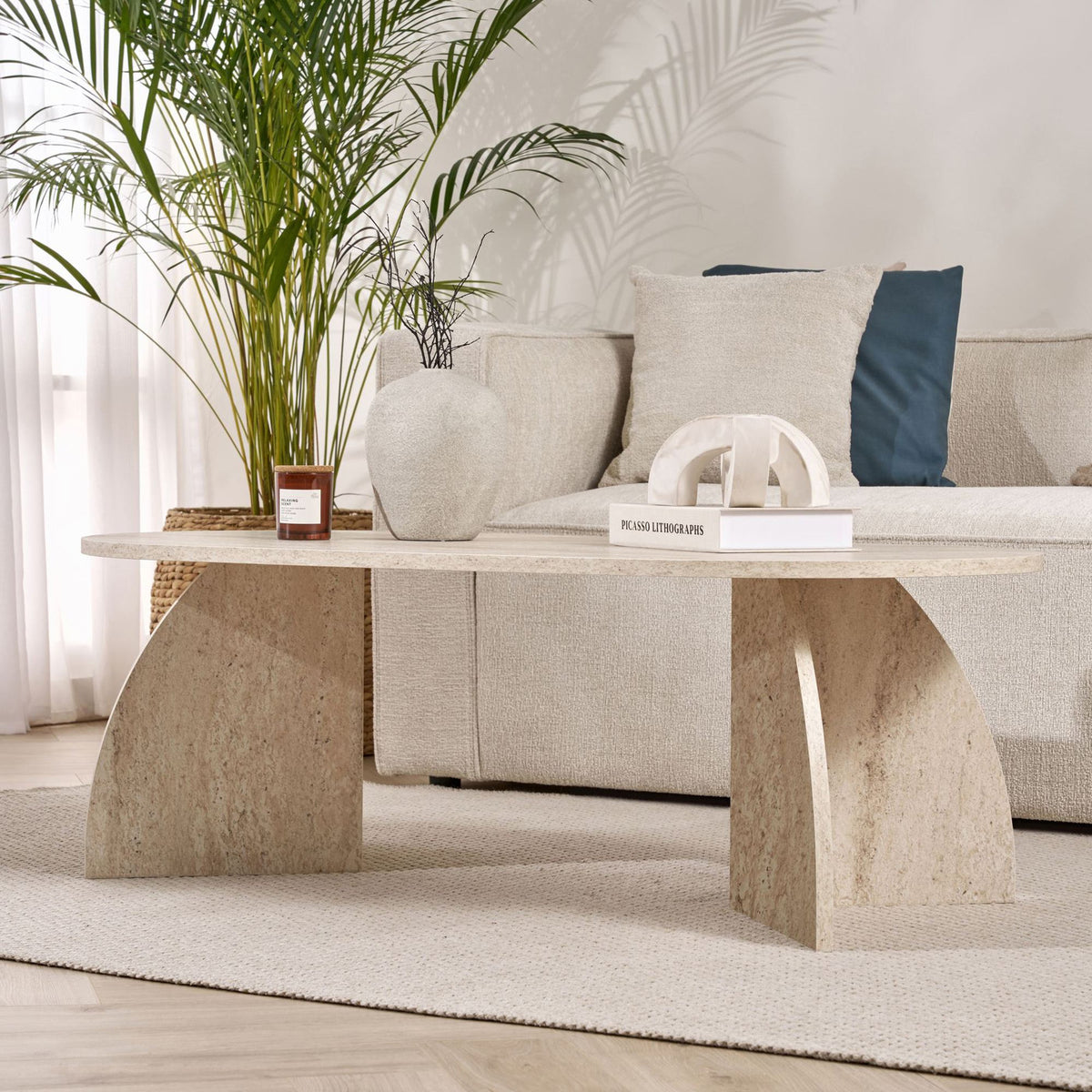 Couchtisch Melina von Nordure in Travertin-Optik, melaminbeschichtete Spanplatte, rechteckige Form, Masse 120 x 60 x 40 cm.