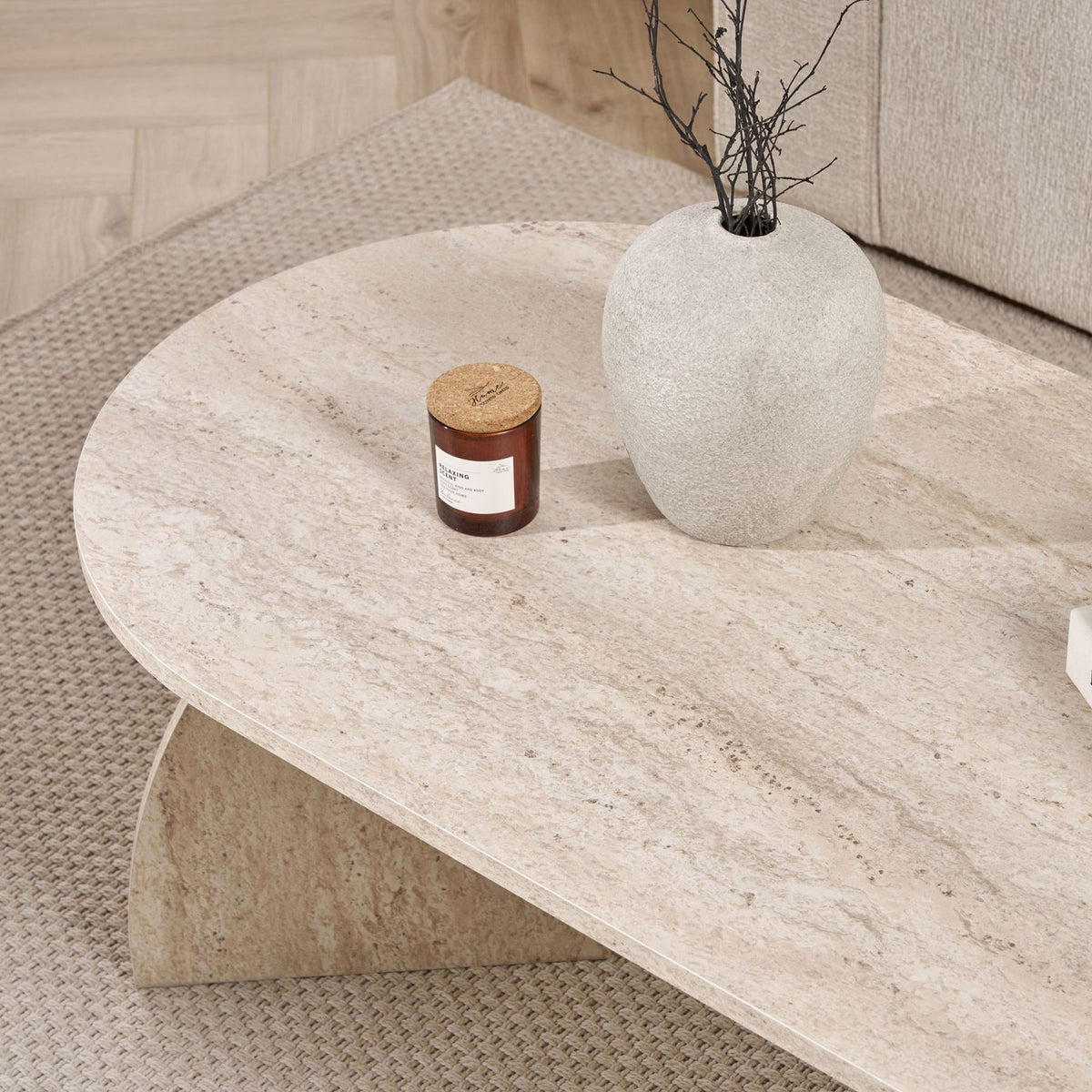 Couchtisch Melina von Nordure in Travertin-Optik, melaminbeschichtete Spanplatte, rechteckige Form, Masse 120 x 60 x 40 cm.