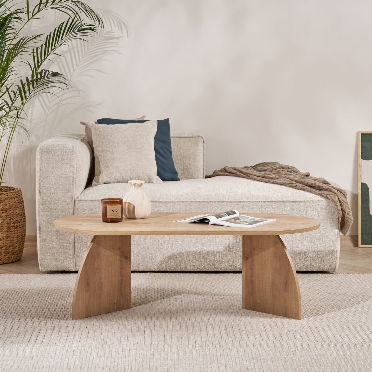 Rechteckiger Couchtisch Melina in Saphir-Eiche aus melaminbeschichteter Spanplatte, schlichtes Design mit klaren Linien und vier Beinen.