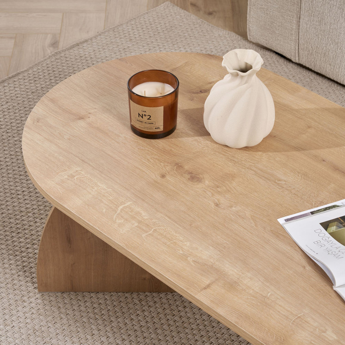 Rechteckiger Couchtisch Melina in Saphir-Eiche aus melaminbeschichteter Spanplatte, schlichtes Design mit klaren Linien und vier Beinen.