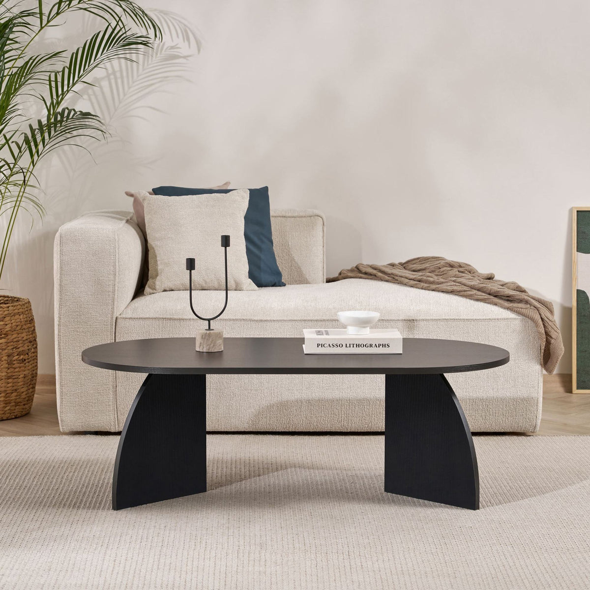 Rechteckiger Couchtisch aus melaminbeschichteter Spanplatte in Holz Schwarz, schlichte Form, Masse 120 x 60 x 40 cm, freistehend fotografiert.