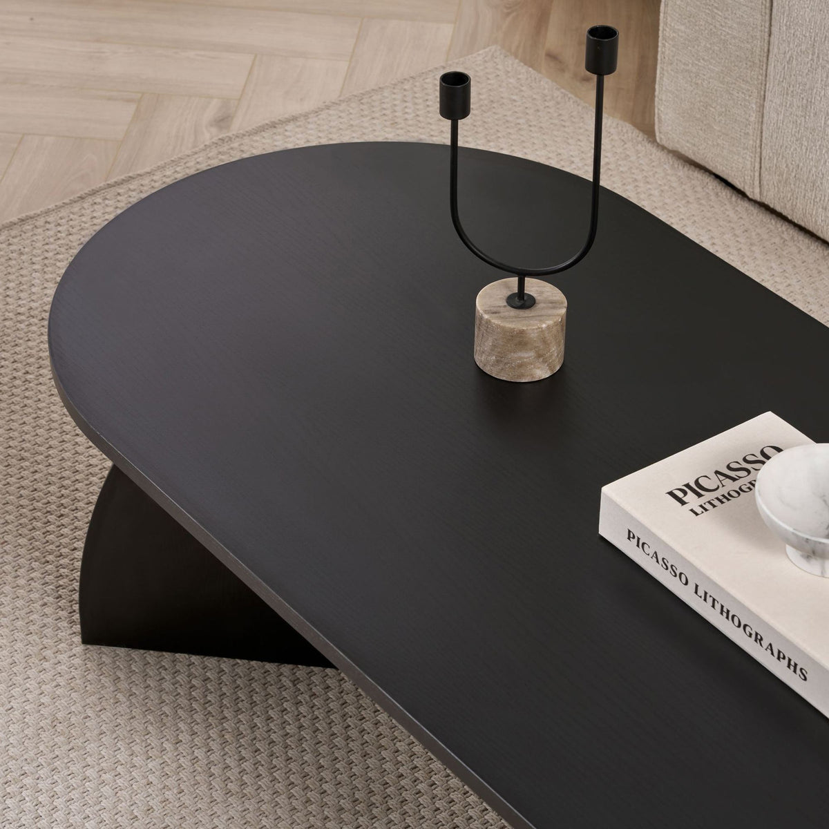 Rechteckiger Couchtisch aus melaminbeschichteter Spanplatte in Holz Schwarz, schlichte Form, Masse 120 x 60 x 40 cm, freistehend fotografiert.